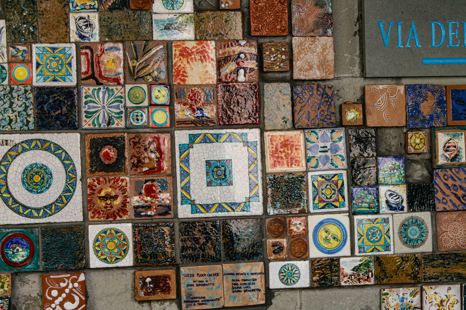 La via dell'Amore or The Way of Love (Via de l'Amùu in the Ligurian language) is a pedestrian path overlooking the sea, with a length of just over one kilometer, linking the villages of Riomaggiore and Manarola, Cinque Terre, in Liguria (Italy). 