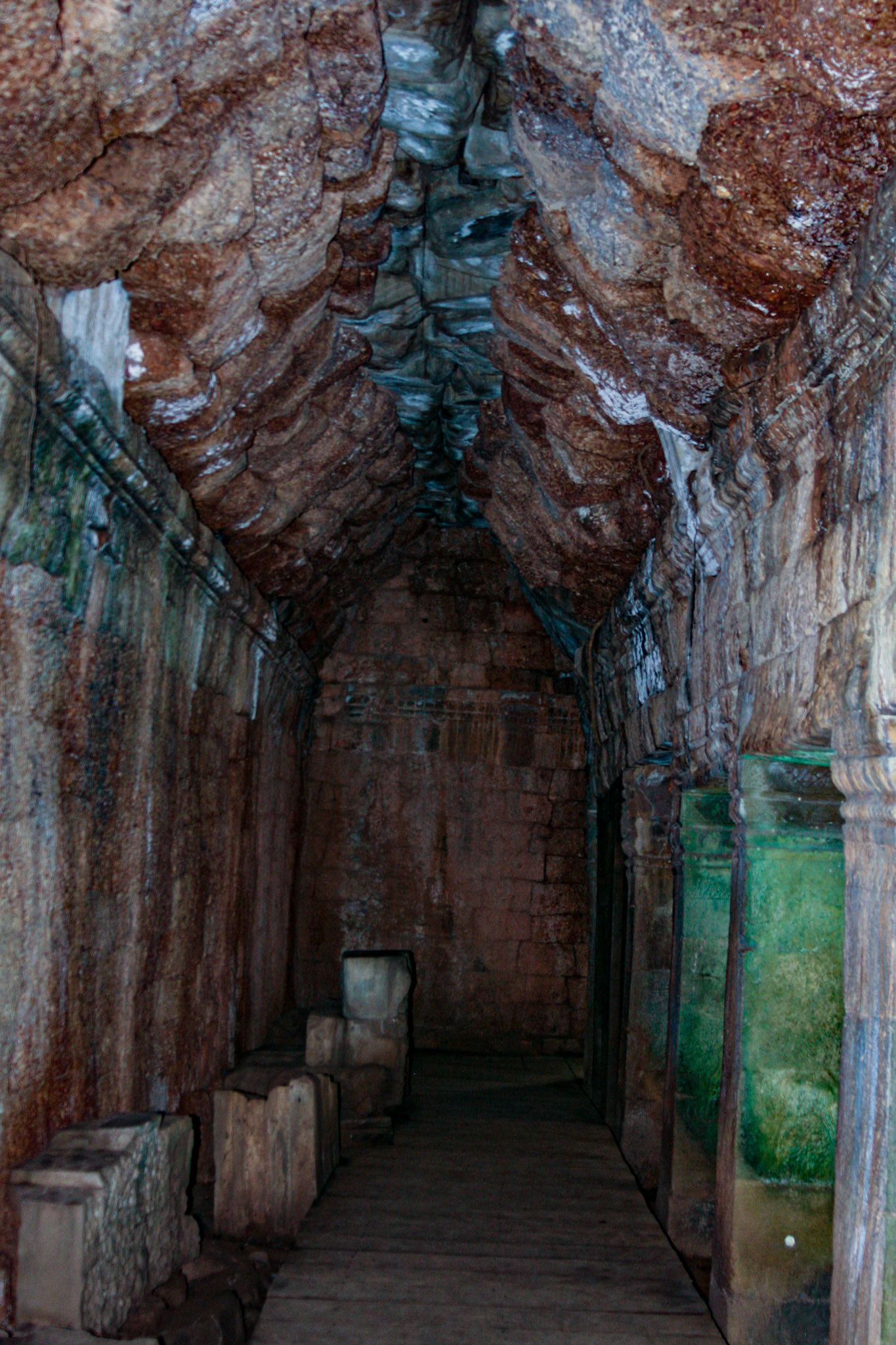 There are extraordinary structures, built with corbel-vaulted roofs capable of supporting heavy stone coverings. 