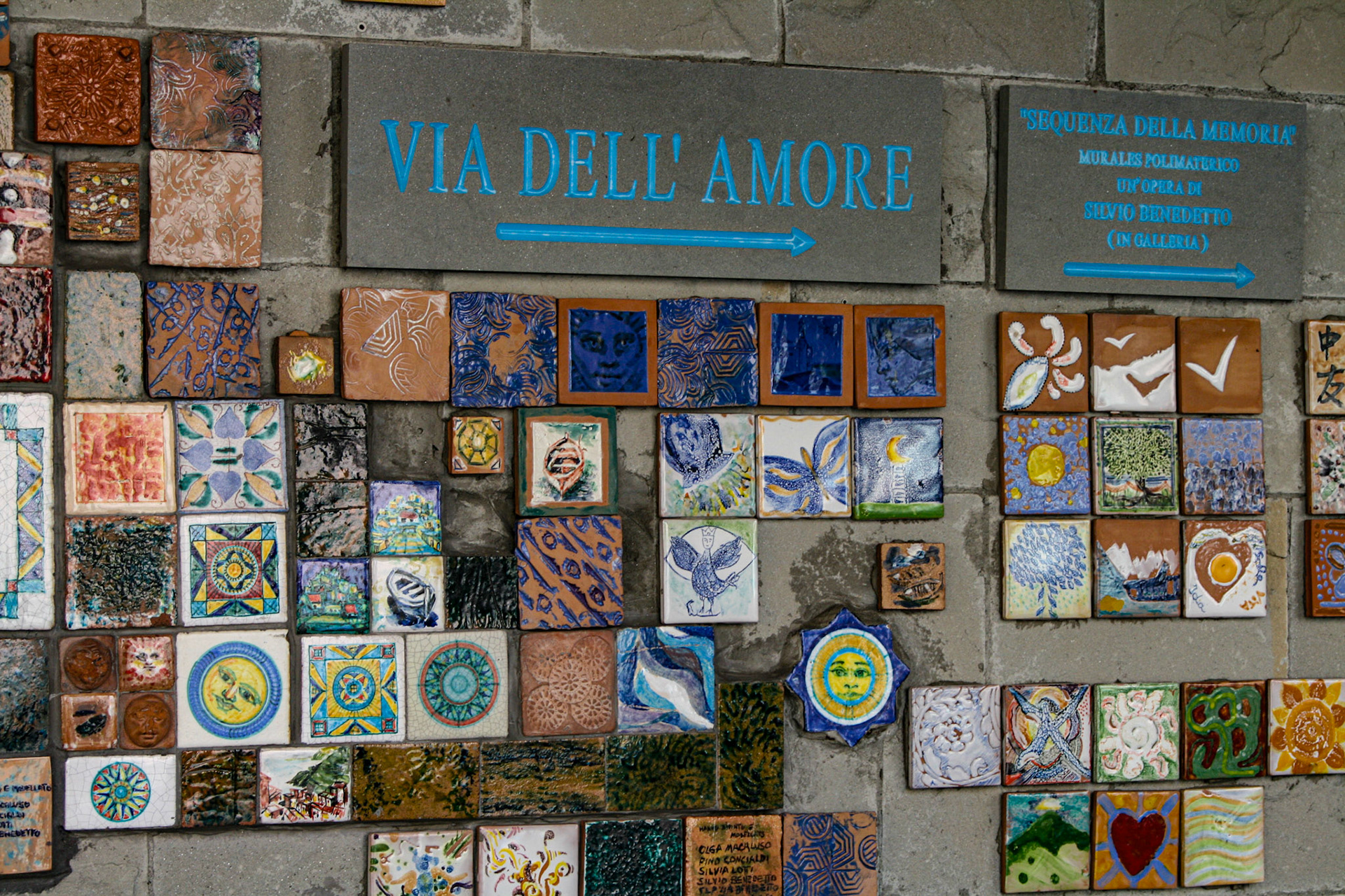 La via dell'Amore or The Way of Love (Via de l'Amùu in the Ligurian language) is a pedestrian path overlooking the sea, with a length of just over one kilometer, linking the villages of Riomaggiore and Manarola, Cinque Terre, in Liguria (Italy). 