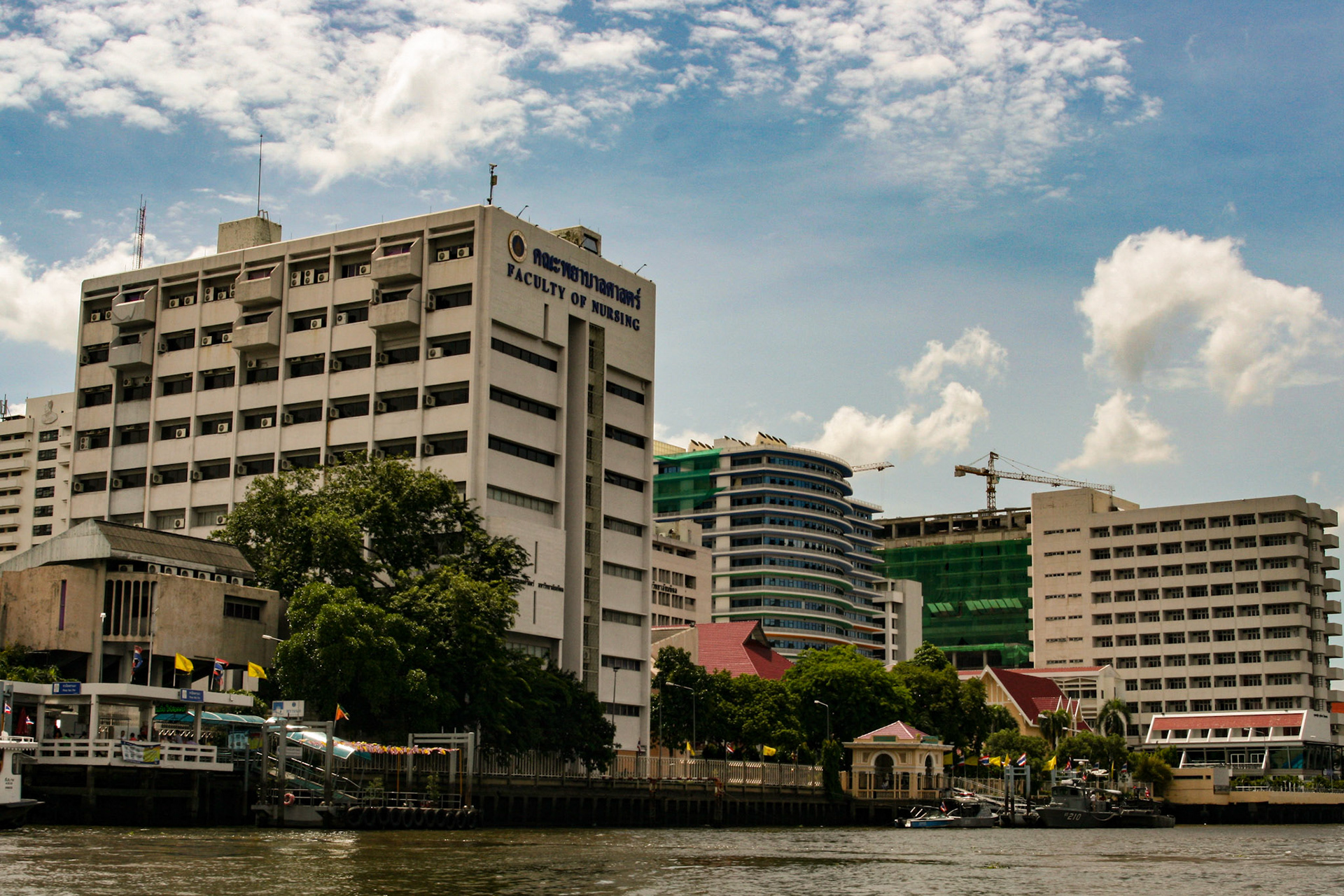 Boat ride to Wat Arun - Faculty of Nursing, Mahidol University.