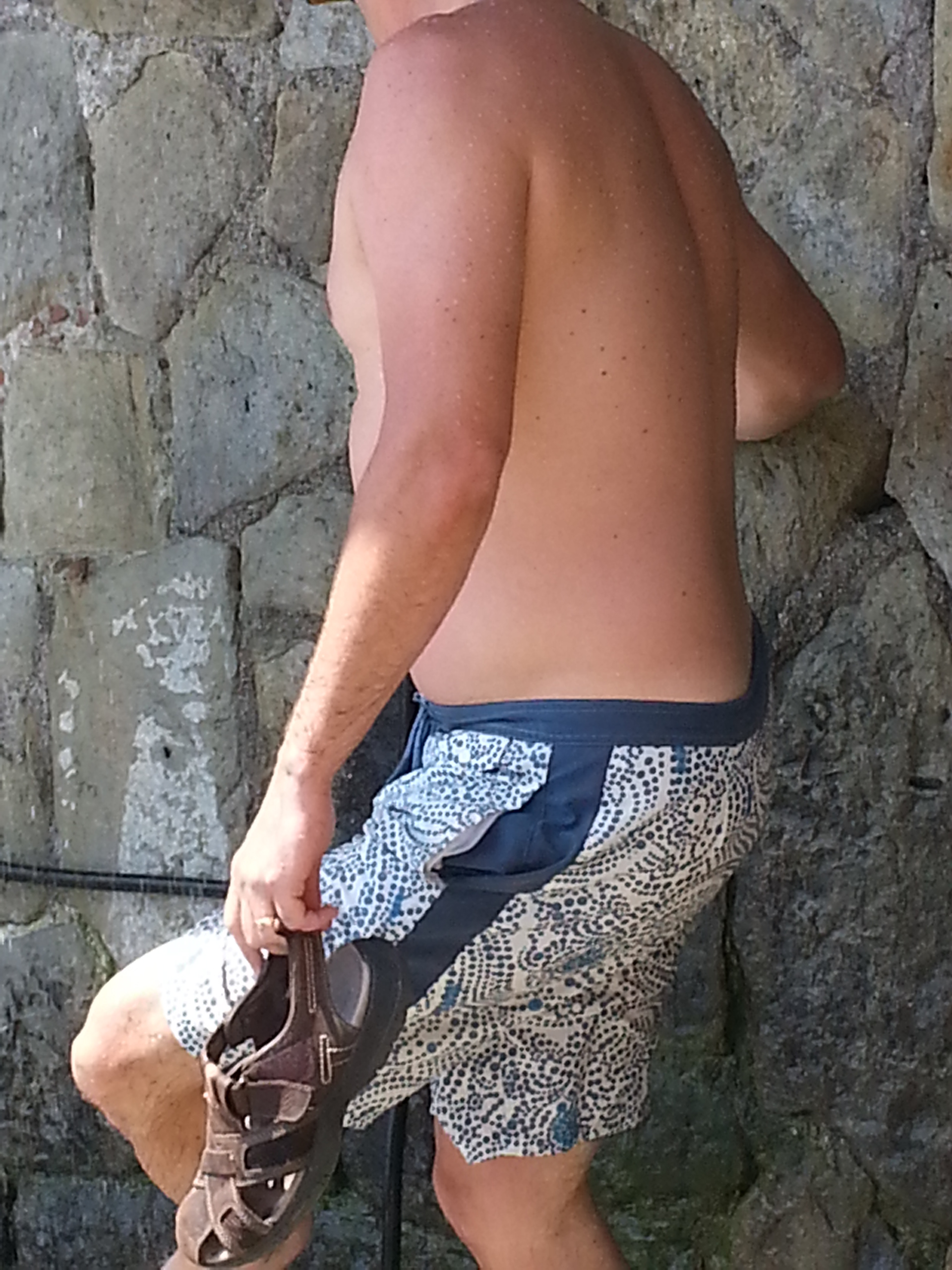 Beach goers rinse off after a pleasant Monterosso afternoon.
