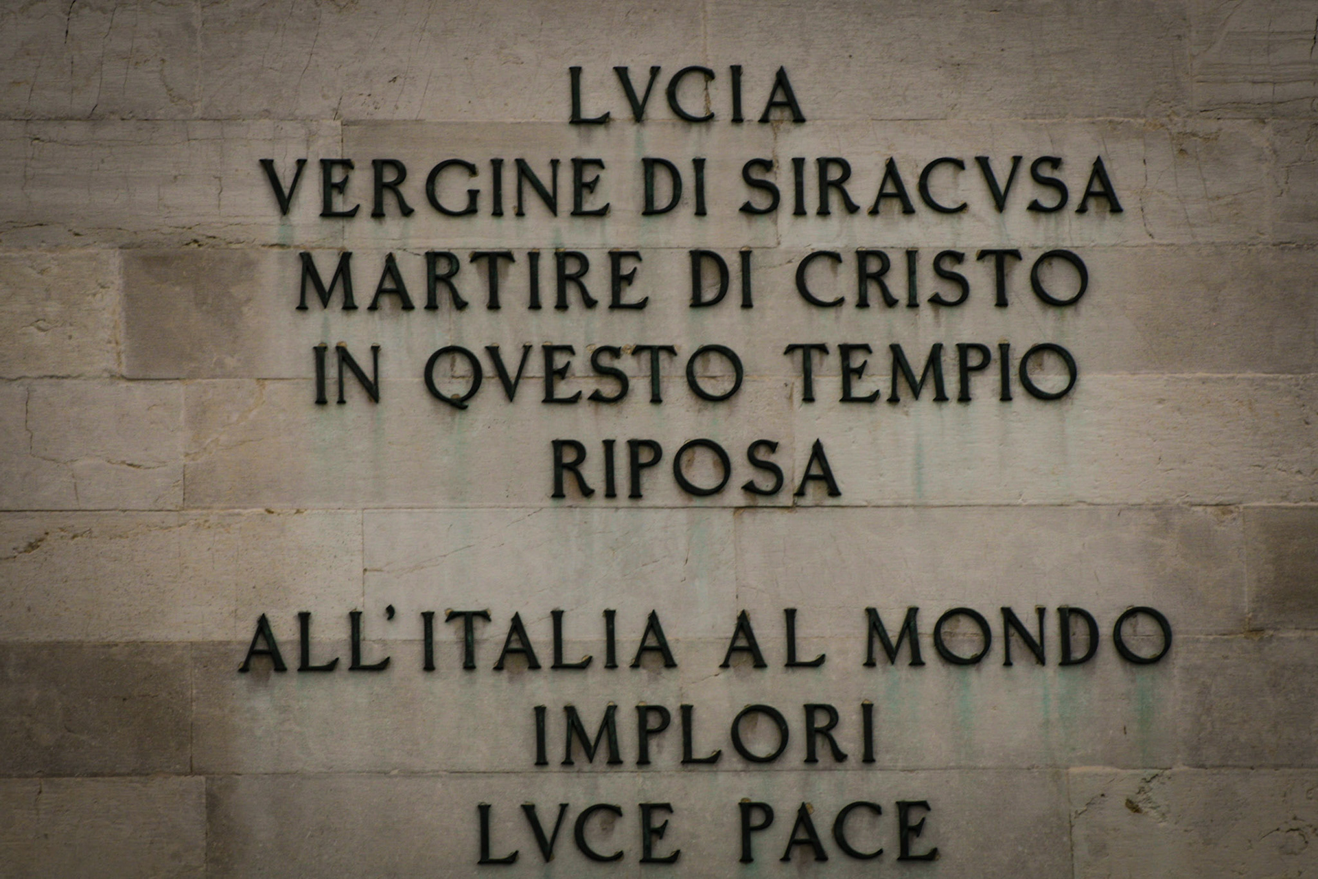 LUCIA MARTIRE OF CHRIST, VIRGIN OF SIRACUSA, IN THIS TEMPLE RESTS. TO ITALY IN THE WORLD IMPLORI LION OF PEACE 