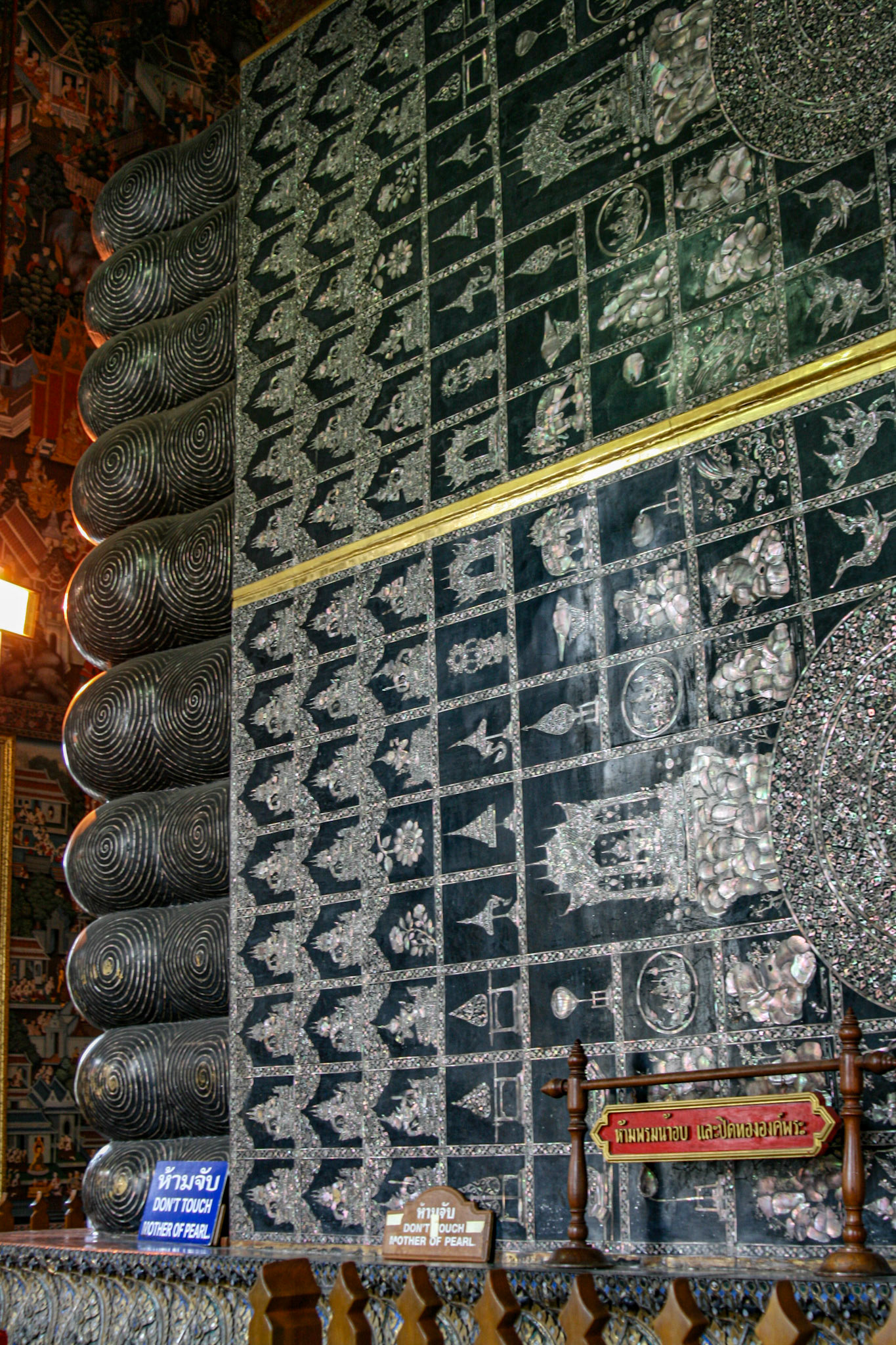 The face is 15 meters high, each foot of the statue is 3 meters high and 5 meters long. The soles of the feet are inlaid with mother-of-pearl which depict the 108 auspicious signs of the Buddha.