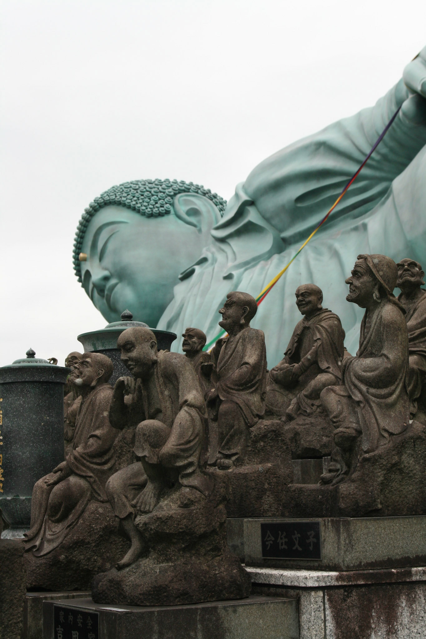 On the hill below the reclining figure are 500 statues of various disciples, each with a distinct posture and facial expression. 