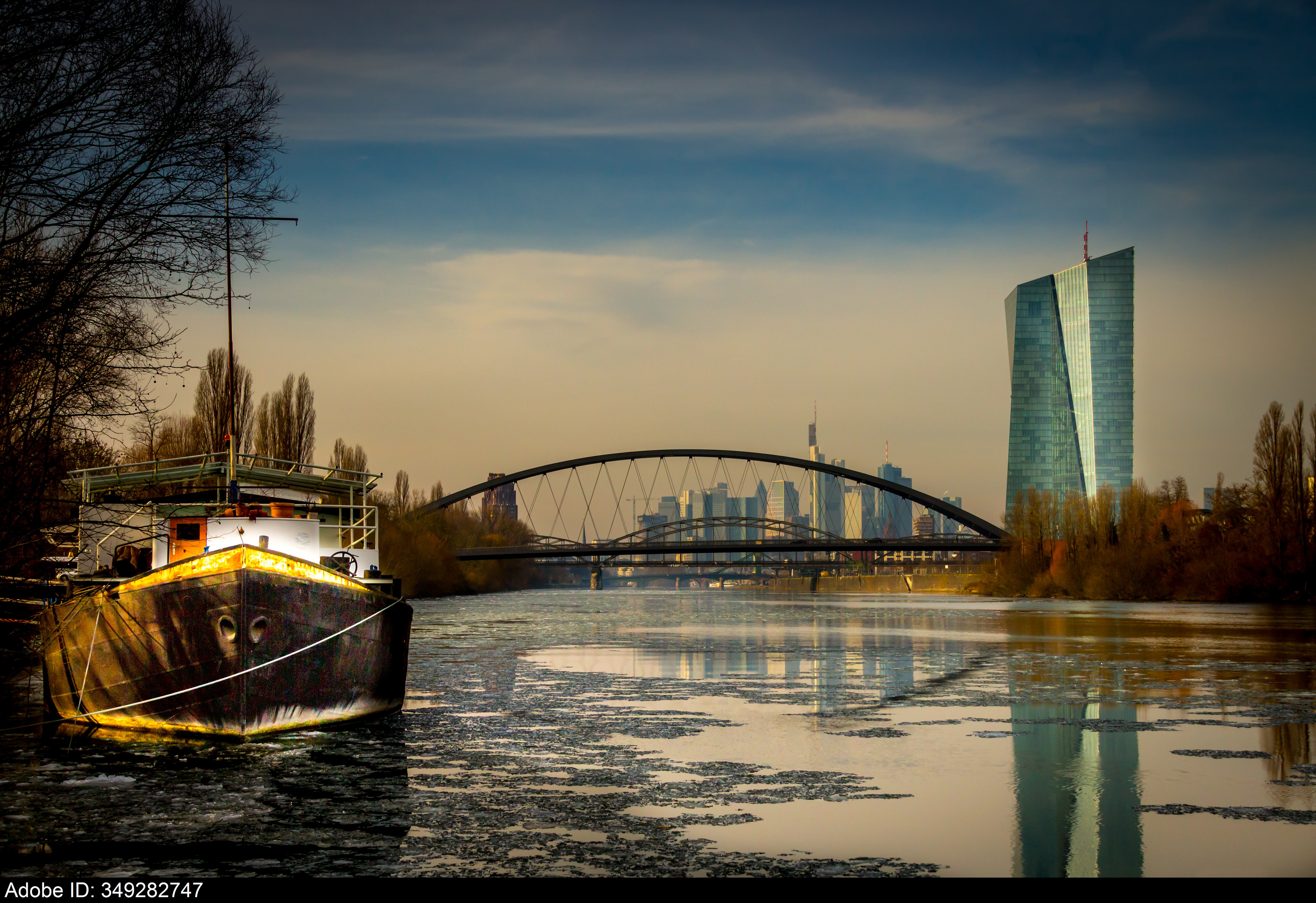 349282747  Ruhiger Sonnenaufgang über der Frankfurter Skyline mit vor Anker liegendem Boot