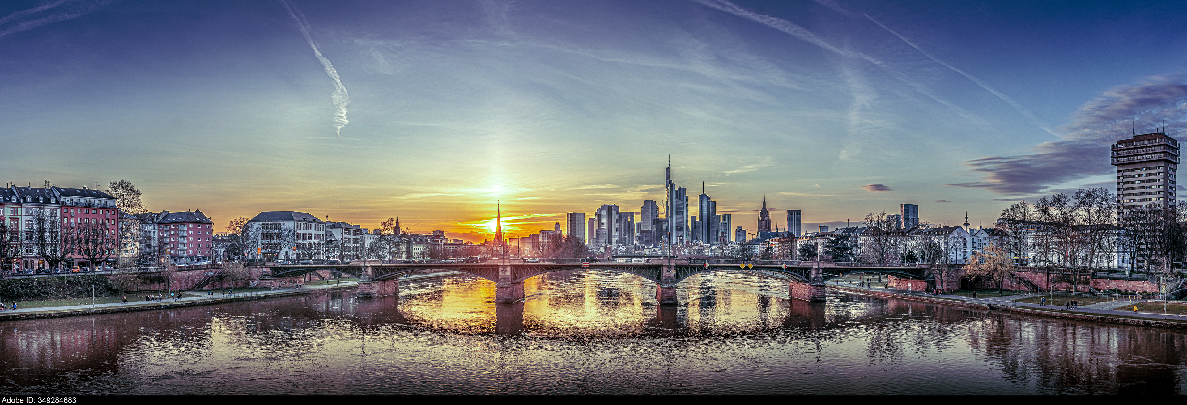 349284683  Hochauflösender Panoramablick auf die Frankfurter Skyline