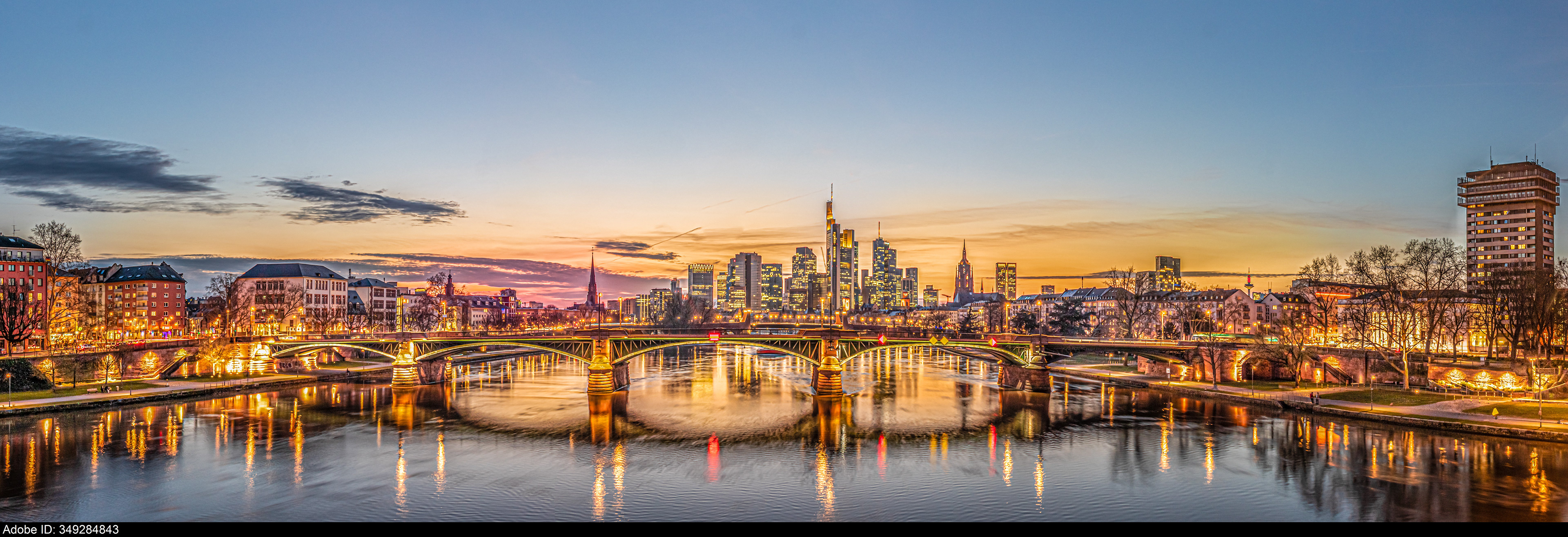 349284843  Hochauflösendes Panorama der Frankfurter Skyline