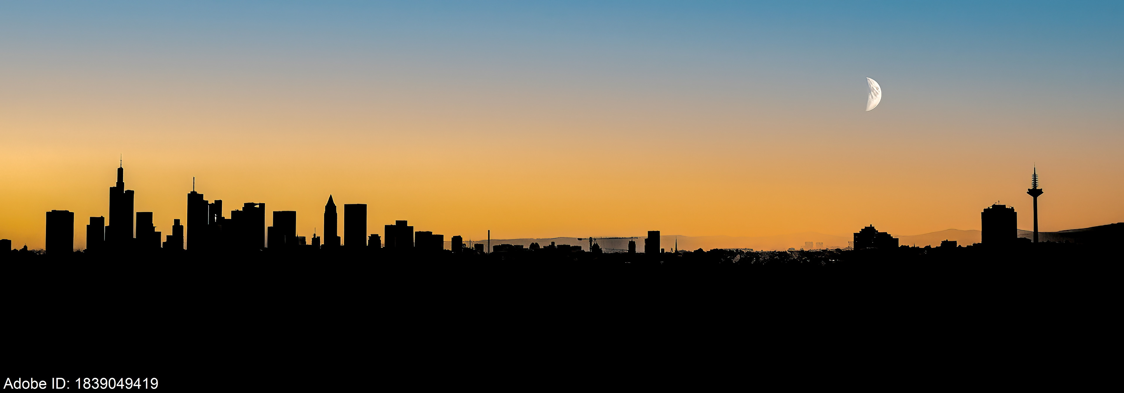 1839049419  Silhouette der Skyline von Frankfurt am Main, Deutschland, mit Halbmond und orangefarbenem Farbverlauf am Himmel mit Freiraum