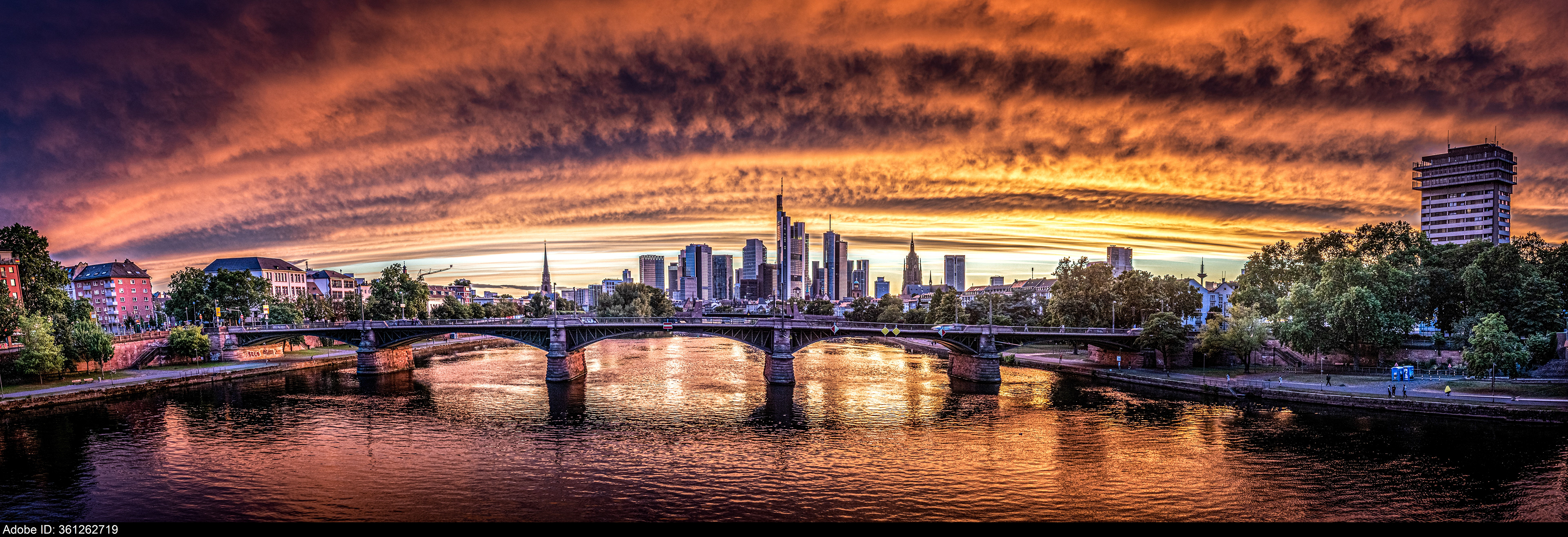 361262719  Frankfurter Skyline bei Sonnenuntergang