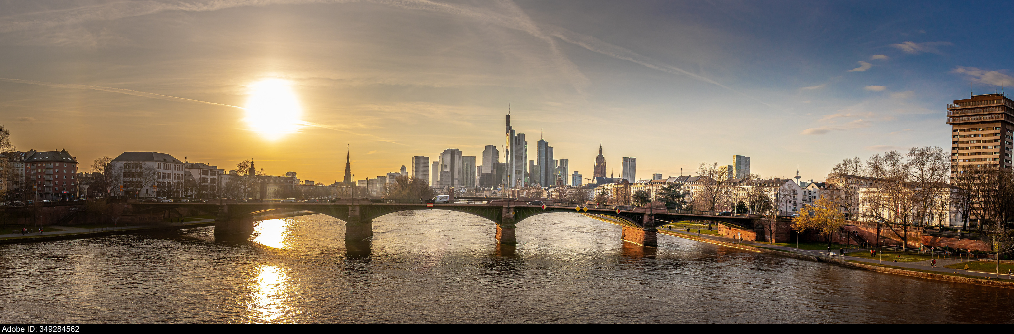 349284562  Sonnenuntergang im Frühjahr über der Frankfurter Skyline