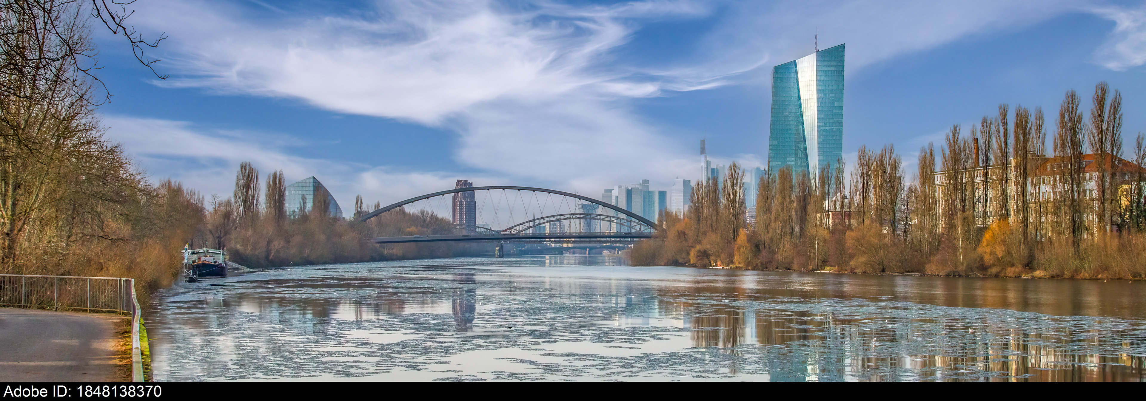 1848138370  Moderne Skyline von Frankfurt am Main mit Brücke und Fluss im Winter