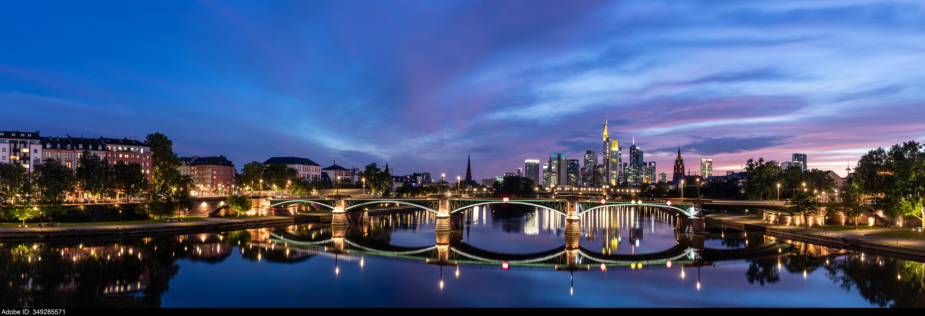 349285571  Panorama der Frankfurter Skyline während der blauen Stunde