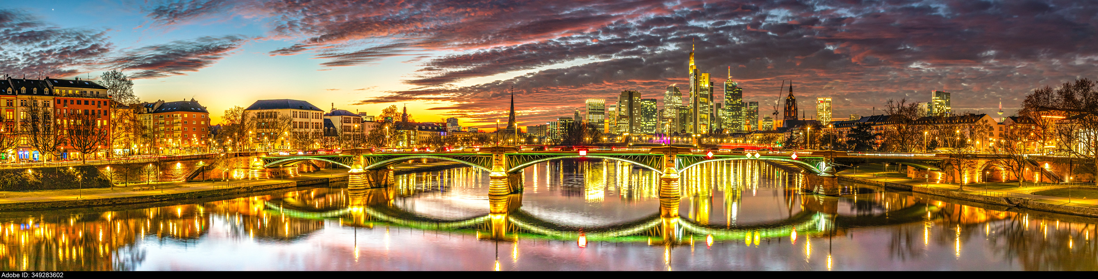 349283602  Panoramablick auf die Frankfurter Skyline während der blauen Stunde
