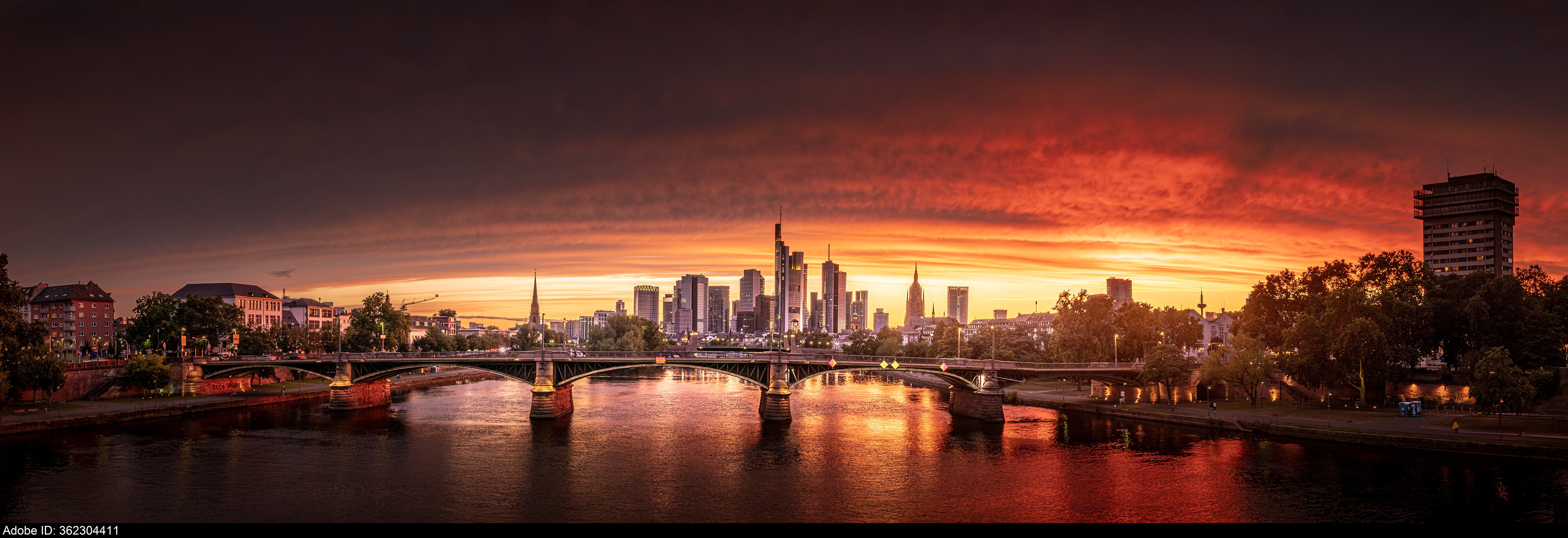 362304411 Feuriger Sonnenuntergang über Frankfurt am Main