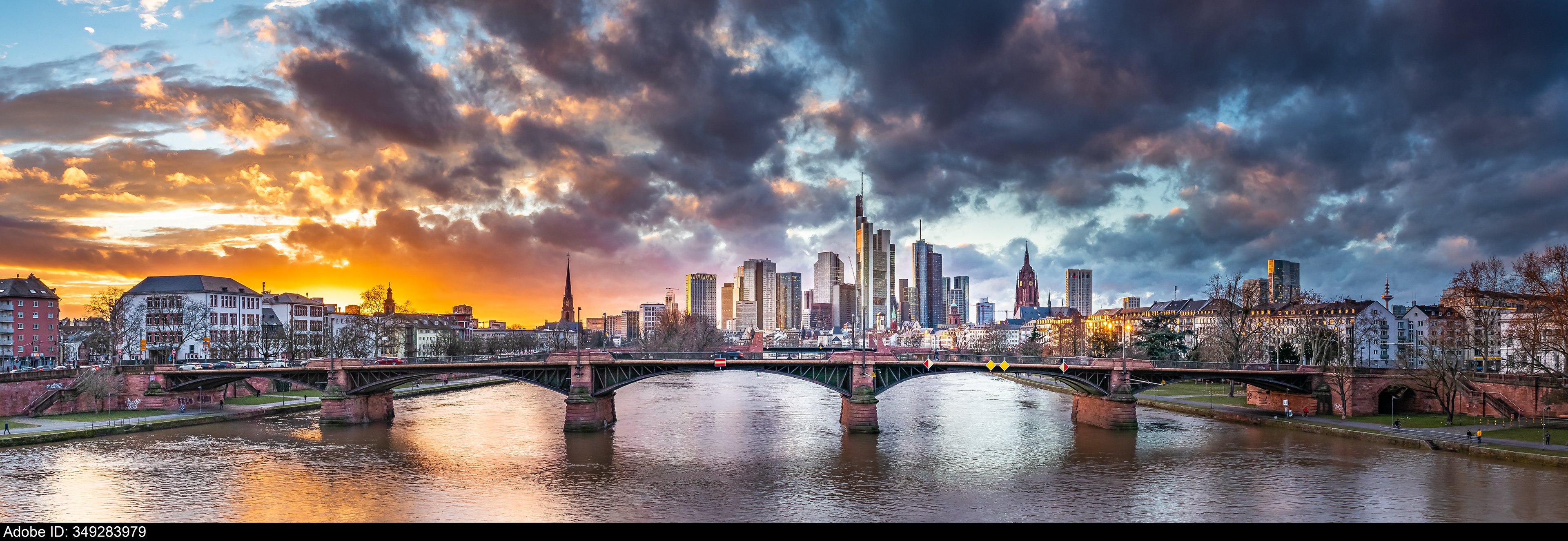 349283979  Dramatischer Sonnenuntergang über Frankfurt am Main