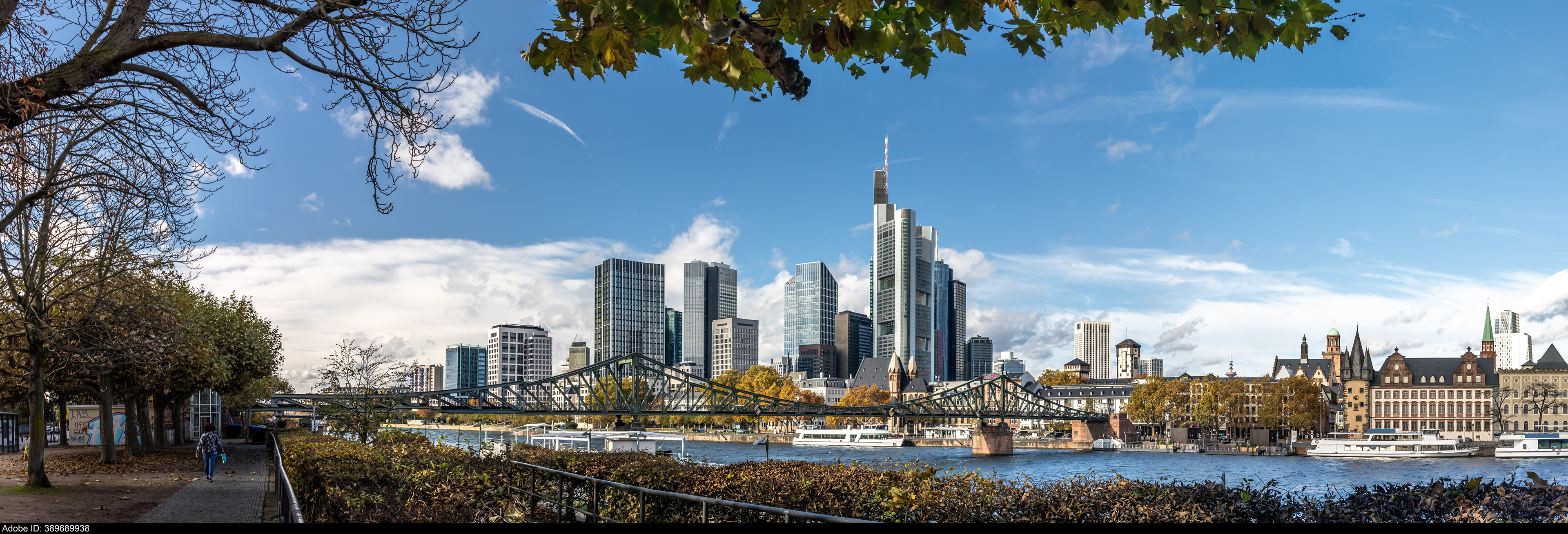 389689938  Panorama der Skyline von Frankfurt, Deutschland, an einem Herbsttag entlang des Mainufers 