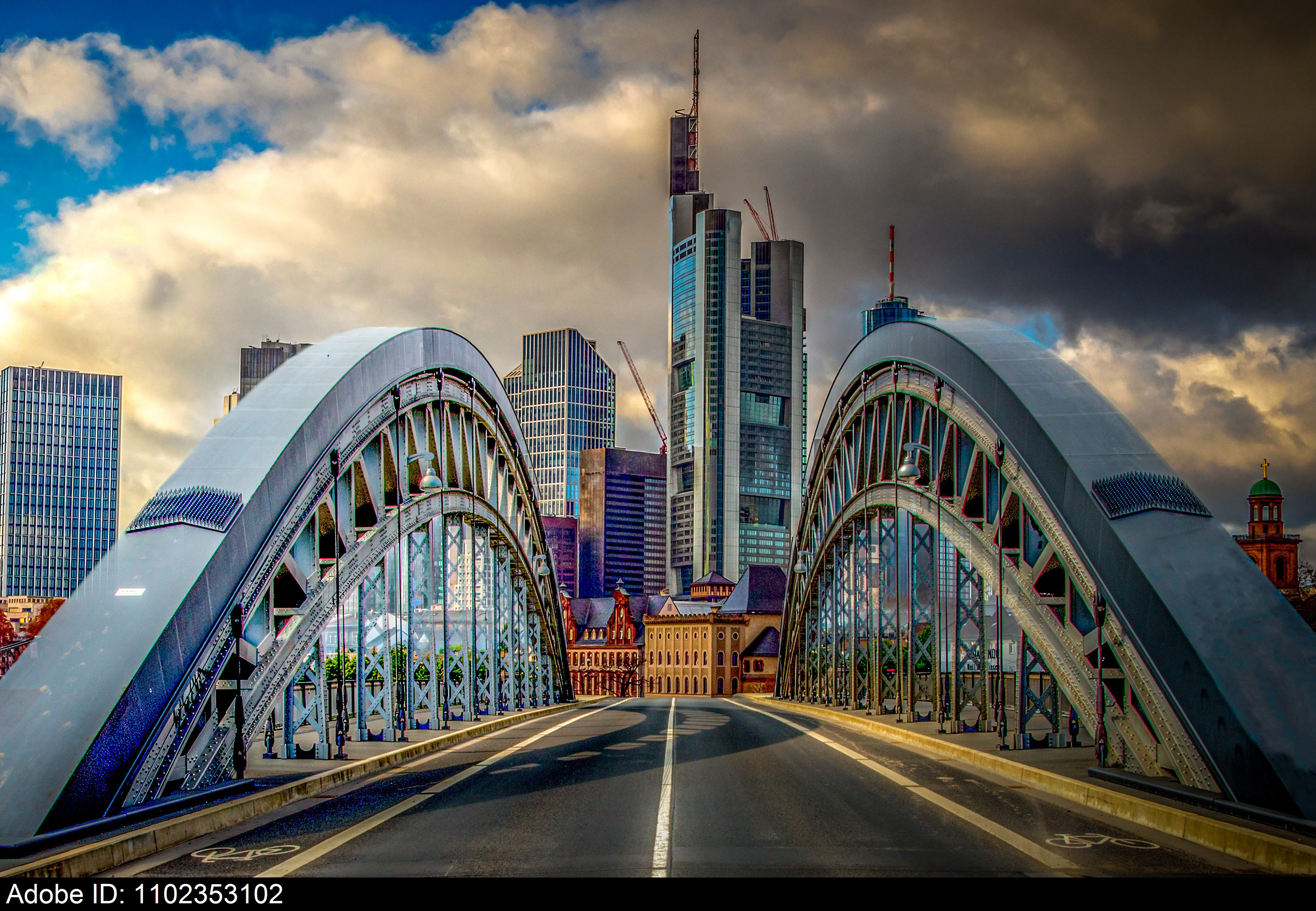 1102353102  Moderne Skyline und Brücke in Frankfurt am Main