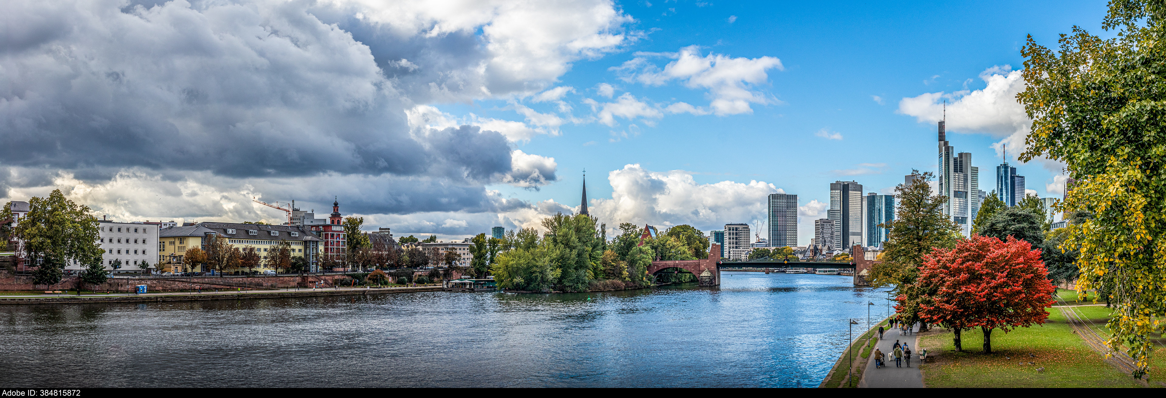 384815872  Hochauflösendes Panoramafoto von Frankfurt am Main, Deutschland, an einem schönen Herbsttag mit Herbstfarben