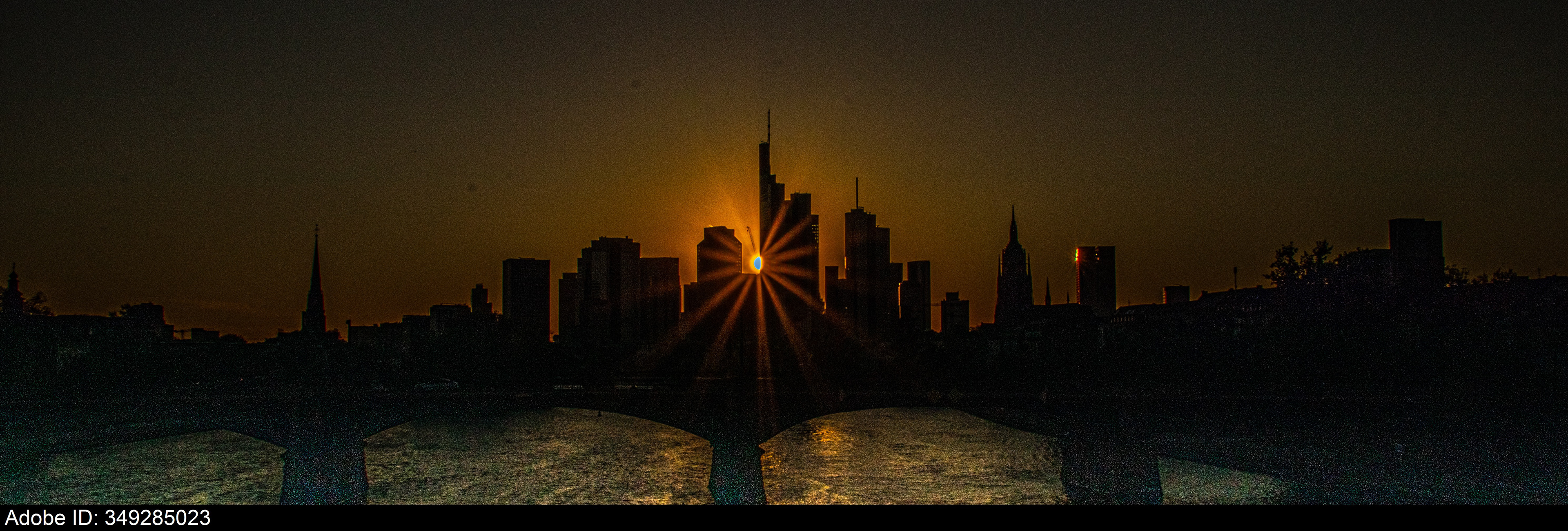 349285023  Panorama-Sonnenuntergang über der Frankfurter Skyline