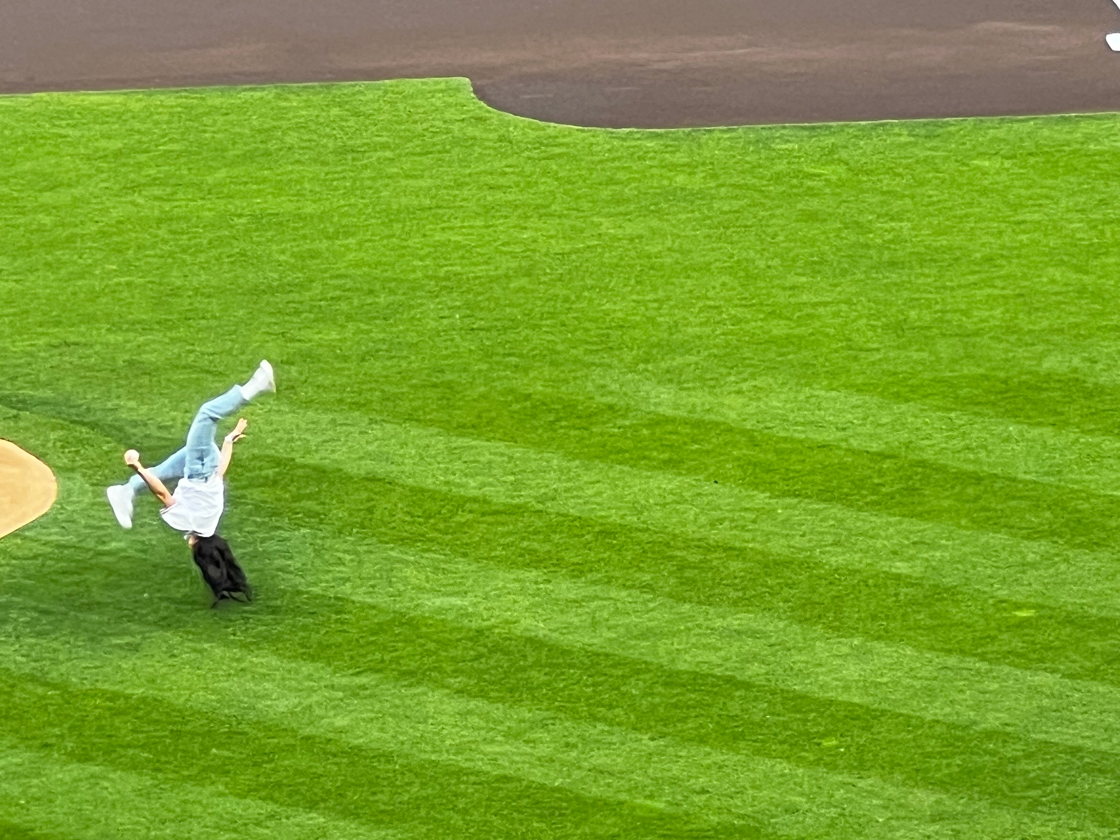 Suni Lee throwing out the first pitch