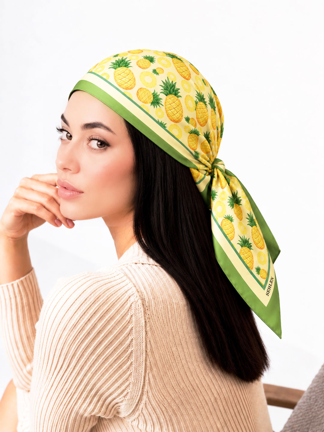 Yeşil bordürlü ananas desenli Sehlen bandana kullanan kadın modelin portresi