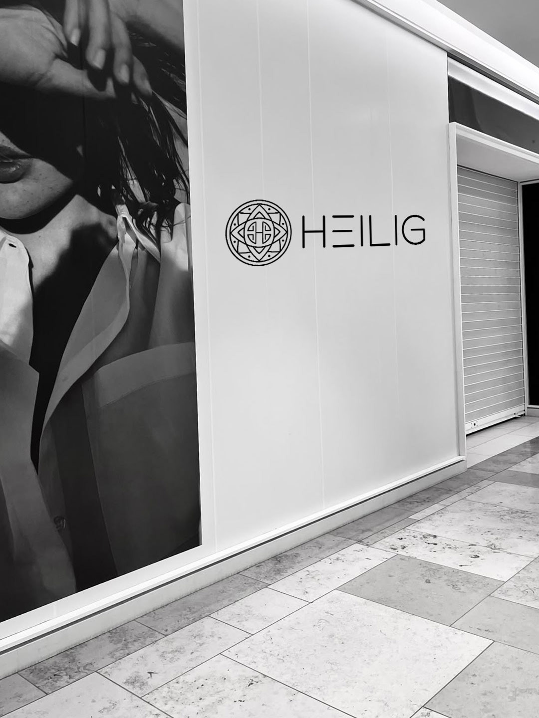 HEILIG logosunun mağaza duvarındaki kurumsal kimlik uygulaması