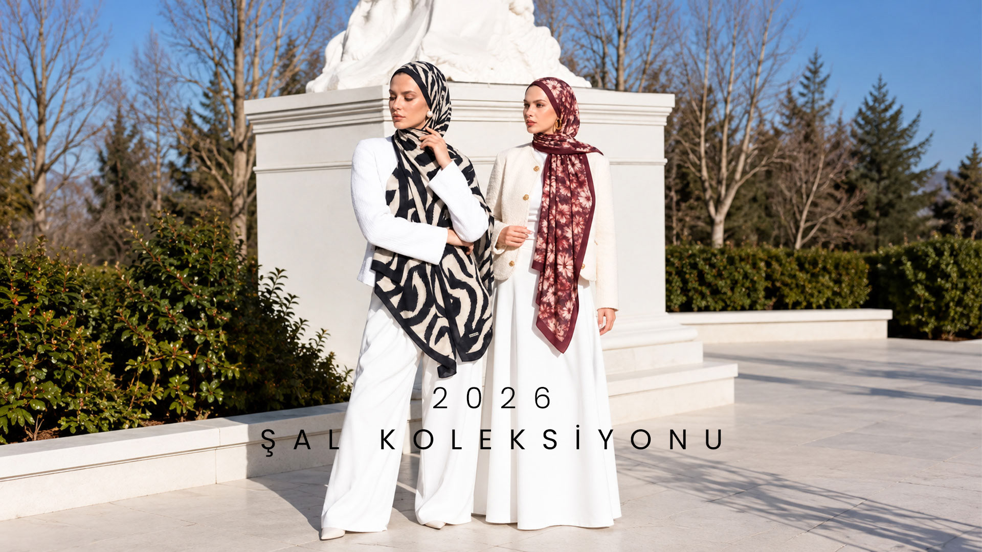 Sehlen 2026 Şal Koleksiyonu için farklı desenli şallar kullanan iki kadın model