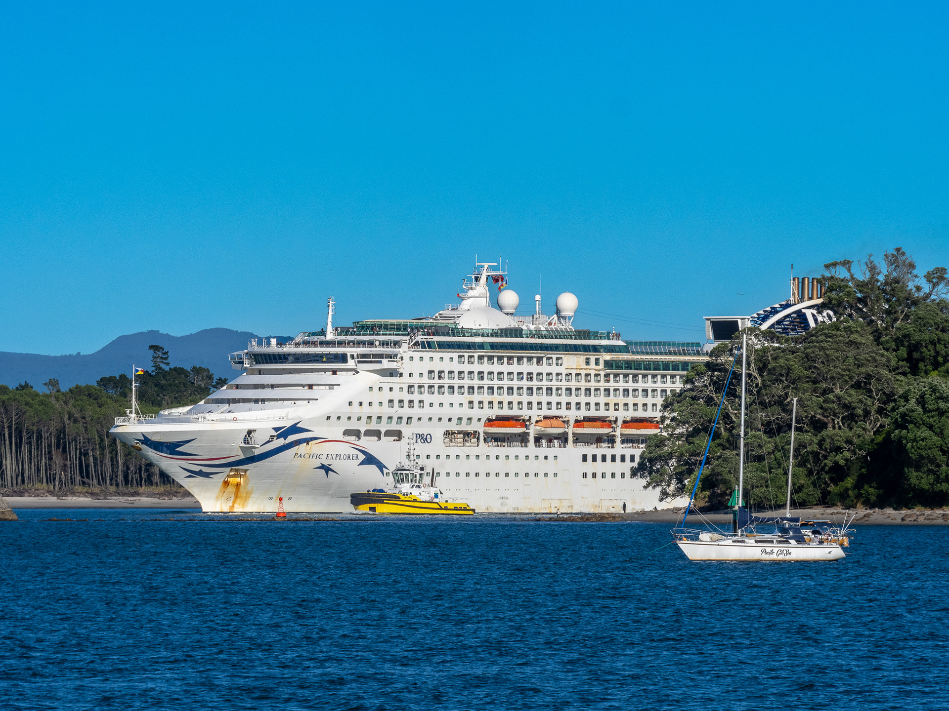 Pacific Explorer P1070005