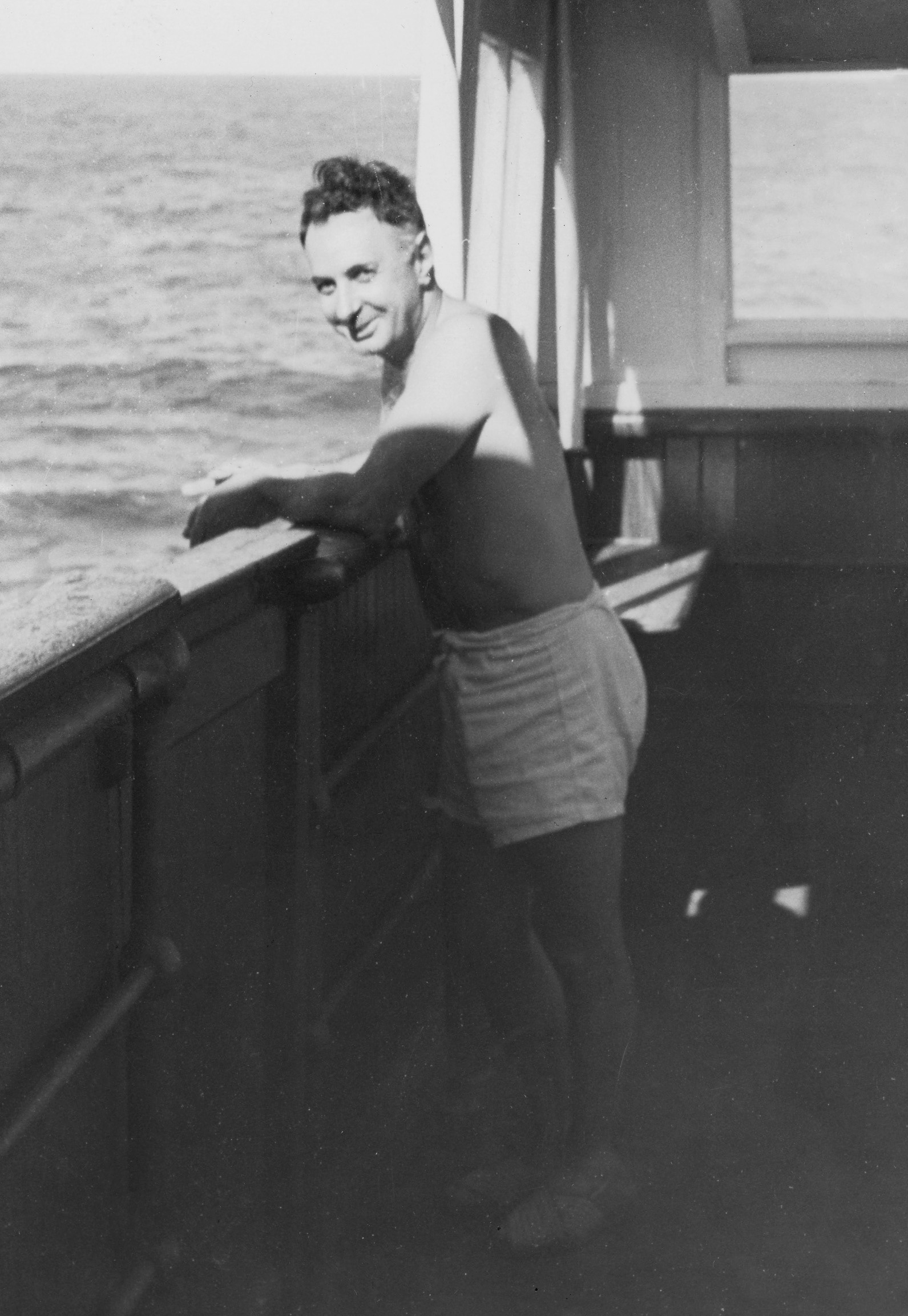 Durante casi cuatro décadas dedicadas a la carrera diplomática, recorrió el mundo y vivió en ciudades como Rio de Janeiro (5 años), Montevideo (10 años), Lima (2 años), Washington (2 años), Costa Rica (2 años) y Ámsterdam (2 años). Una vida tejida entre fronteras, culturas y paisajes.