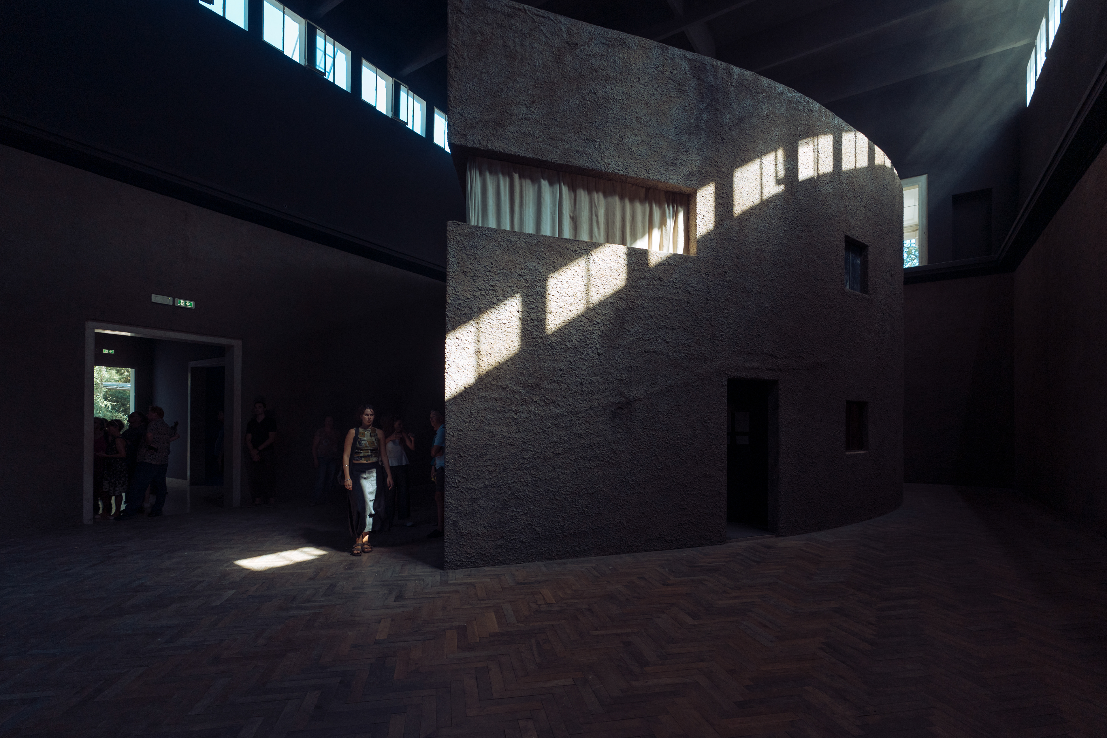 Monument eines unbekannten Menschen - Ersan Mondtag - deutscher Pavillon - Biennale Arte 2024