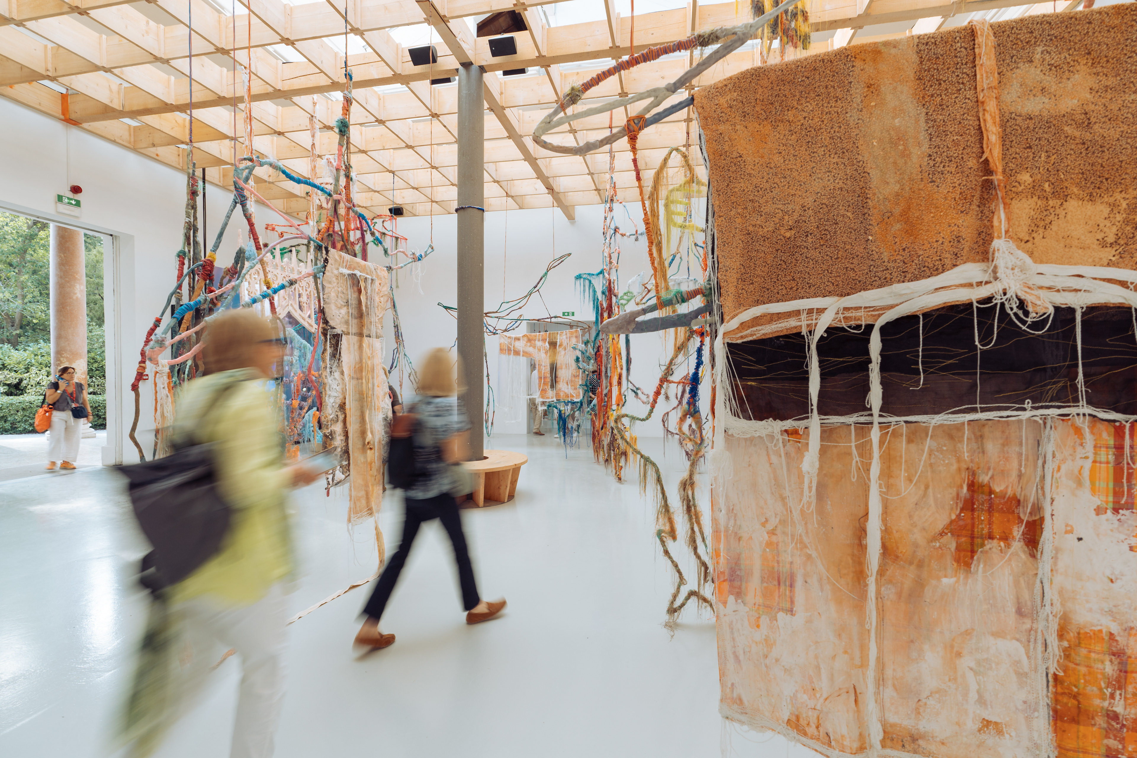 Attila cataracte ta source aux pieds des pitons verts finira dans la grande mer gouffre bleu nous nous noyâmes dans les larmes marées de la lune - Julien Creuzet - französischer Pavillon - Biennale Arte 2024