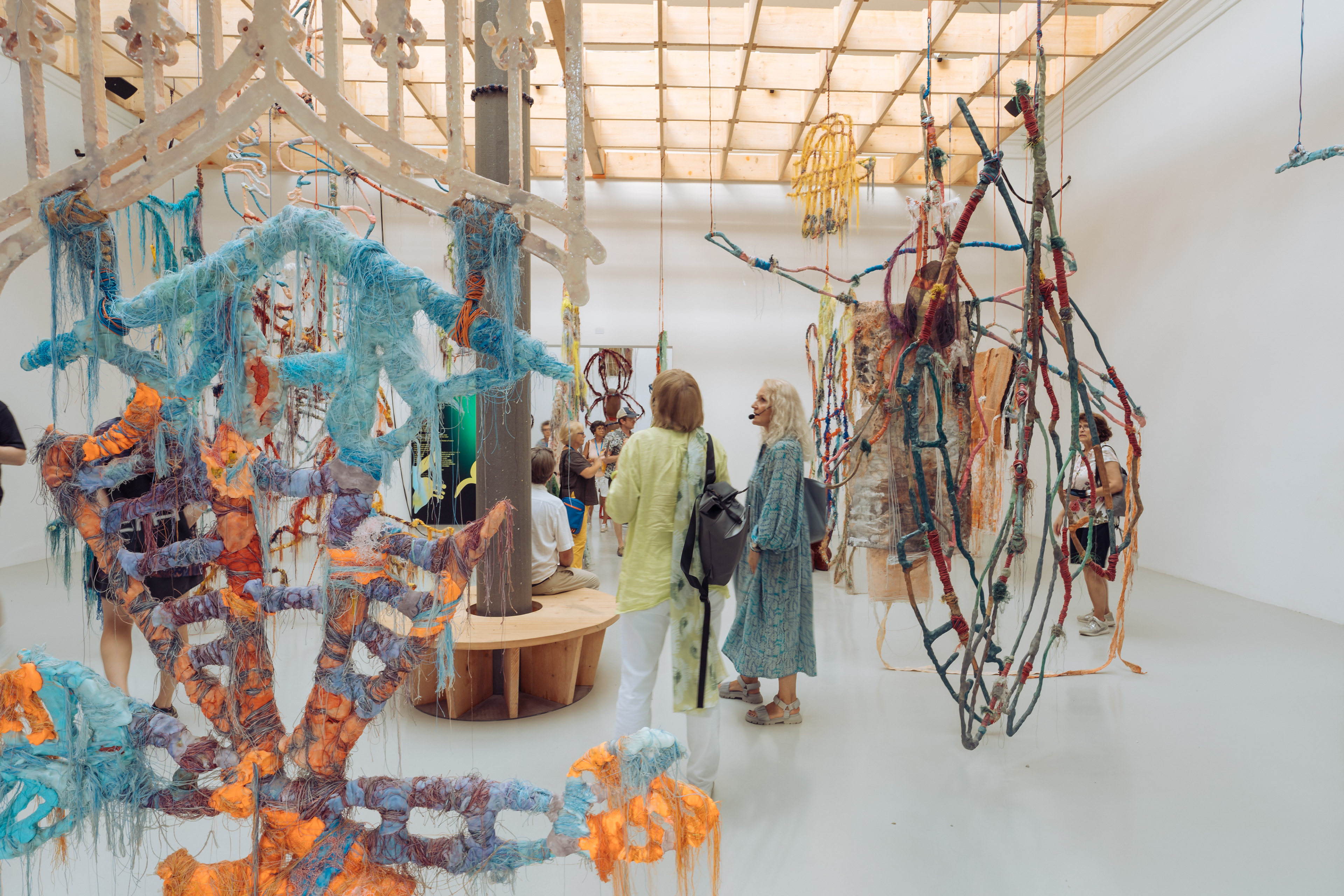 Attila cataracte ta source aux pieds des pitons verts finira dans la grande mer gouffre bleu nous nous noyâmes dans les larmes marées de la lune - Julien Creuzet - französischer Pavillon - Biennale Arte 2024