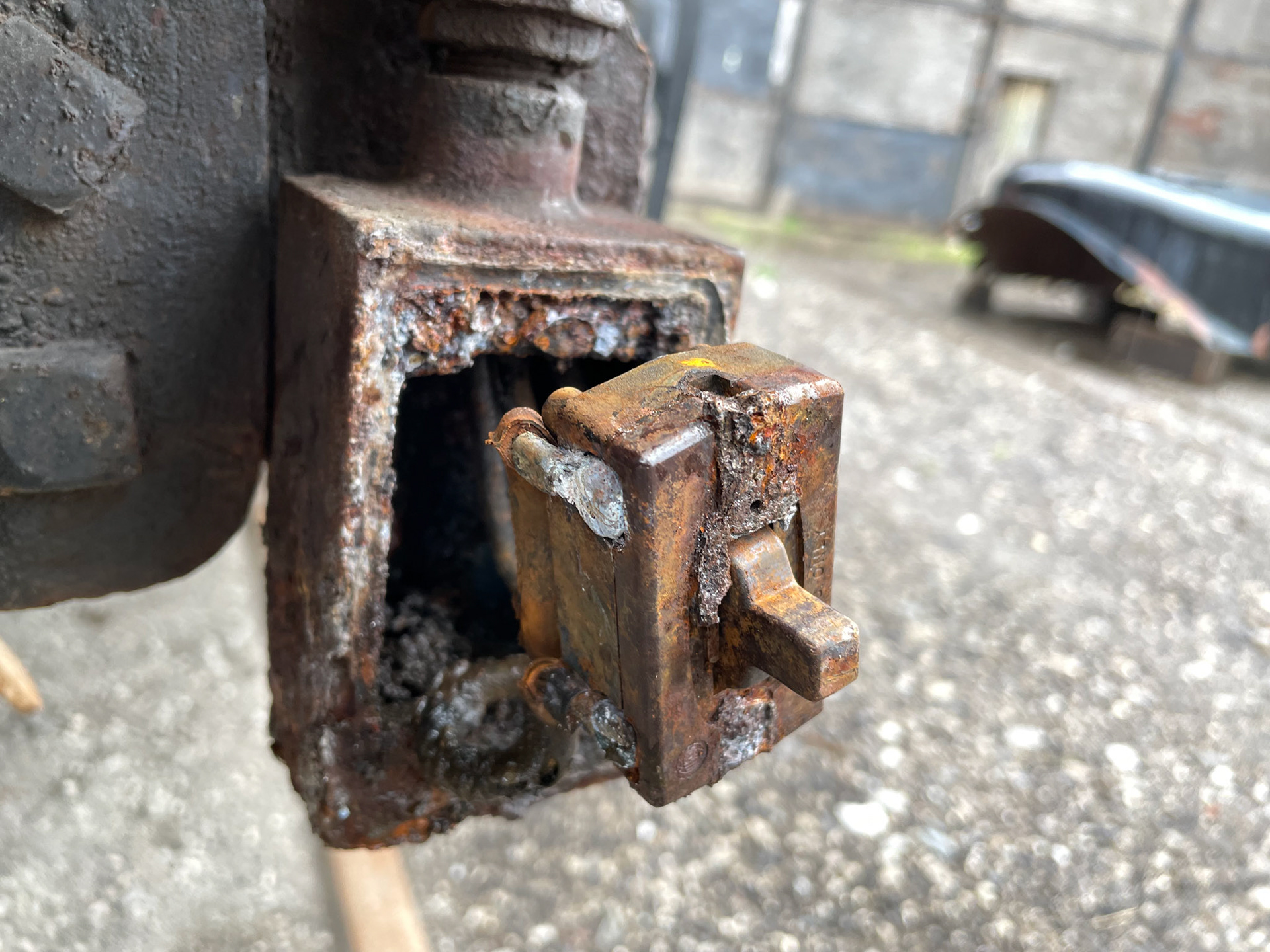 Emergency activation switch outside at the rear of the car