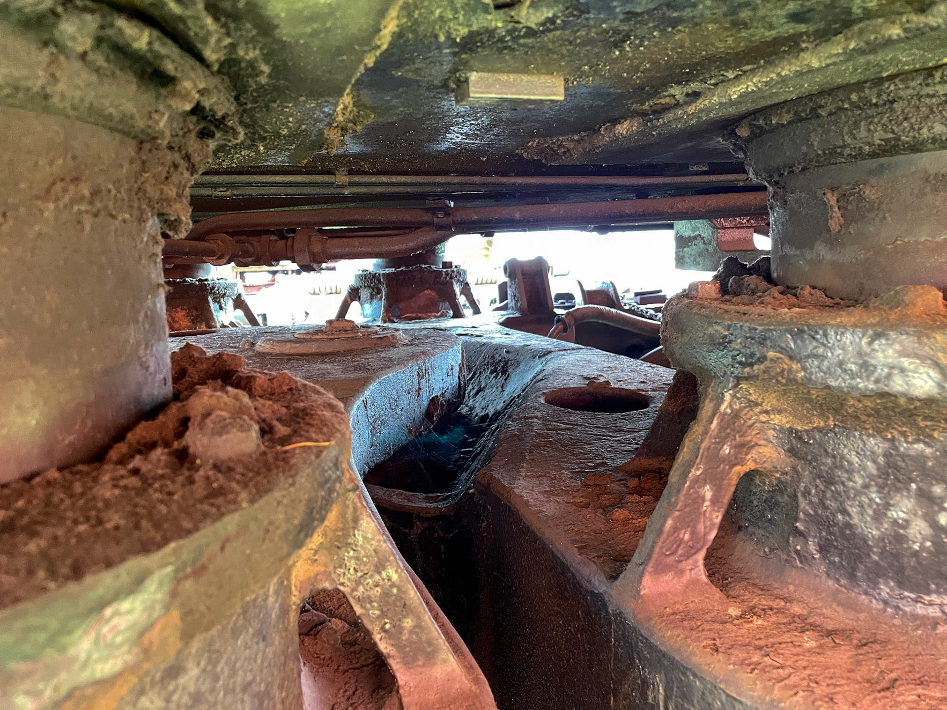 Pin linking the frames of the fore and aft main truck frames