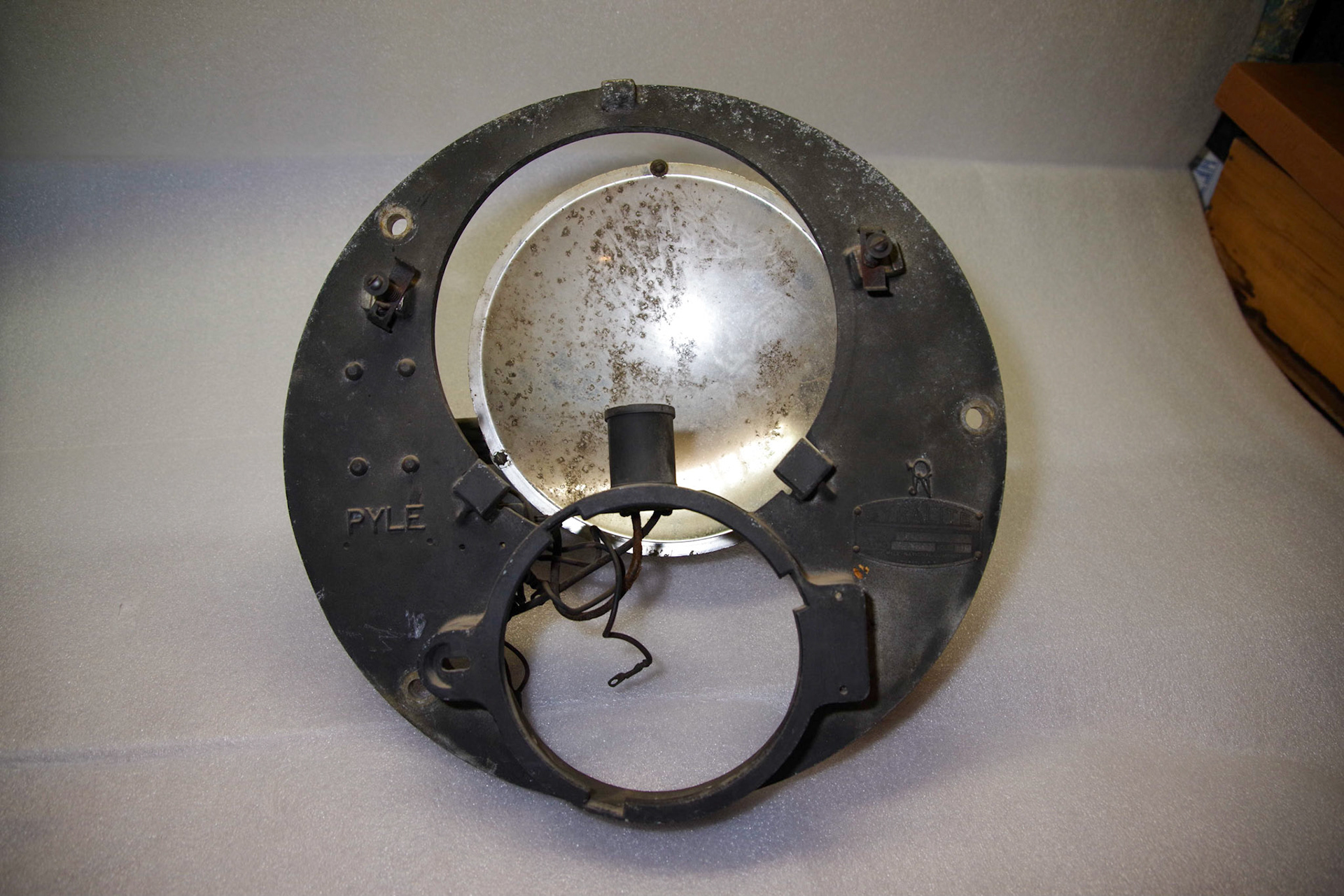 The gyralite front had been painted black