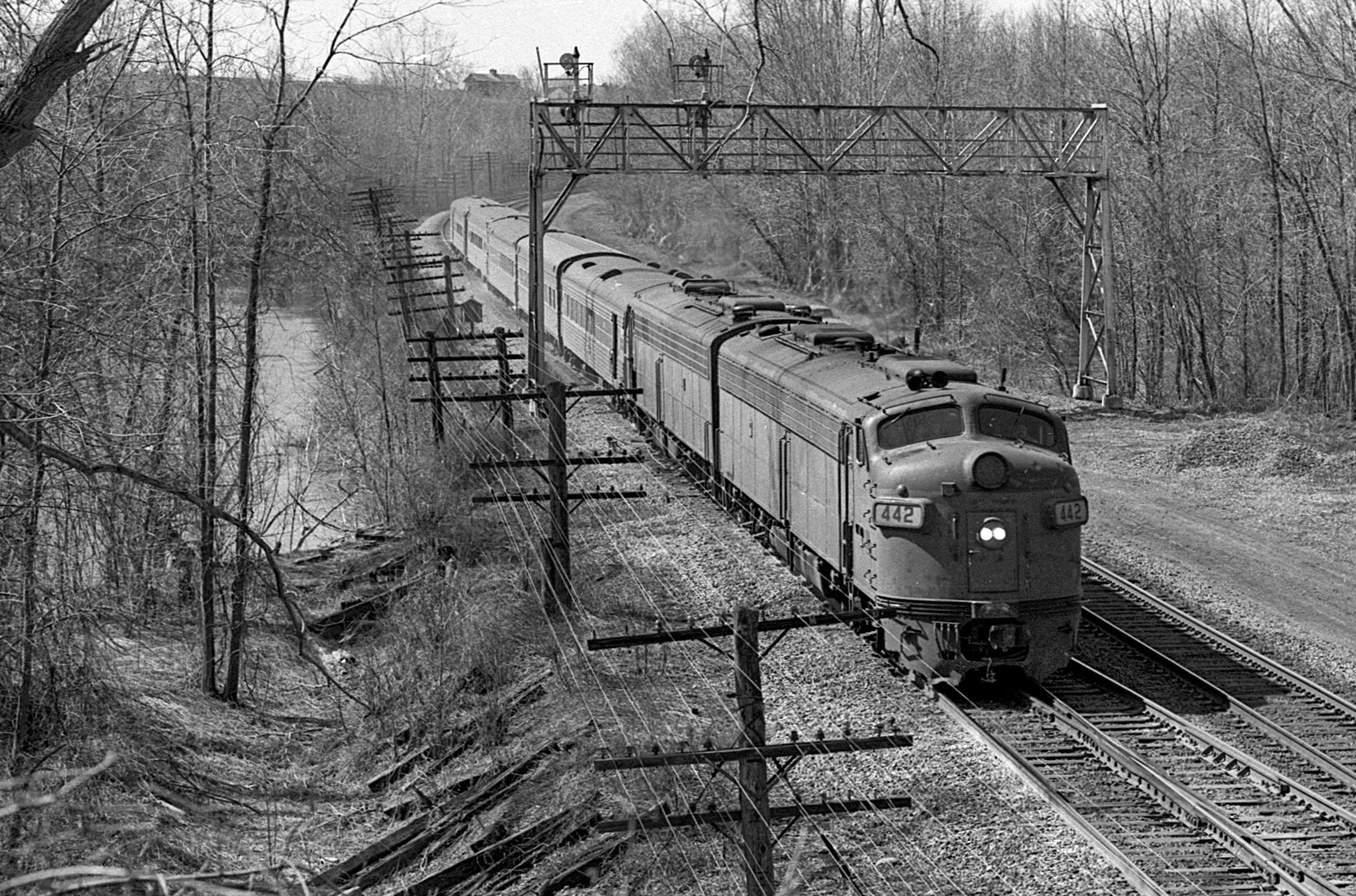 Eastbound Niagra Rainbow at CP15, Newark, NY in 1978. Photo taken from Marion branch bridge .