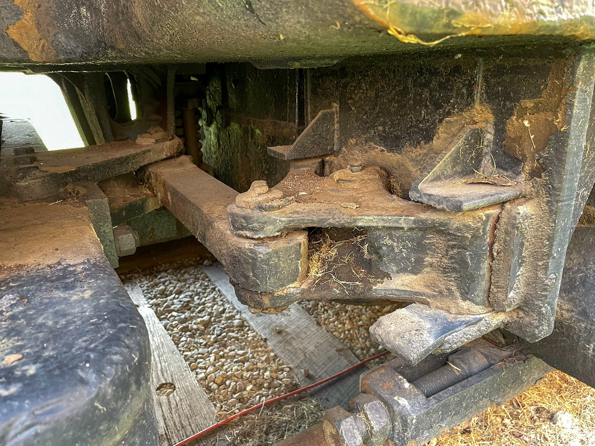 Linkage between the main truck frame and pilot truck