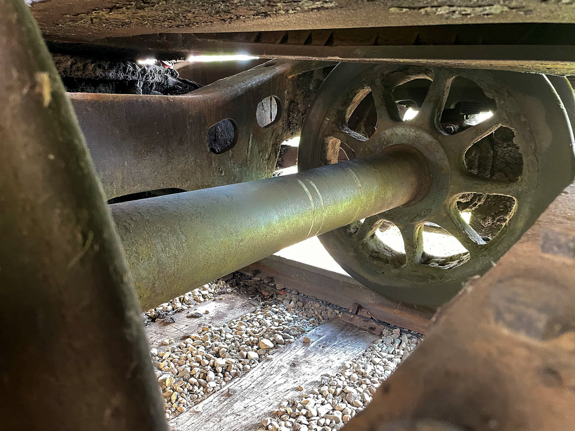 Unpowered lead and trailing trucks