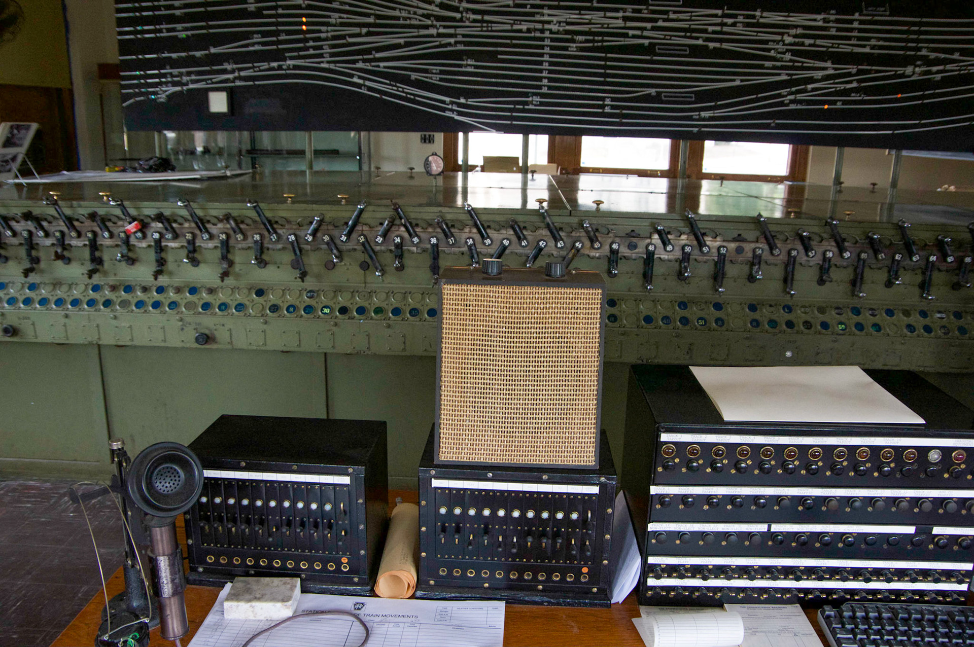 Communication station and model board
