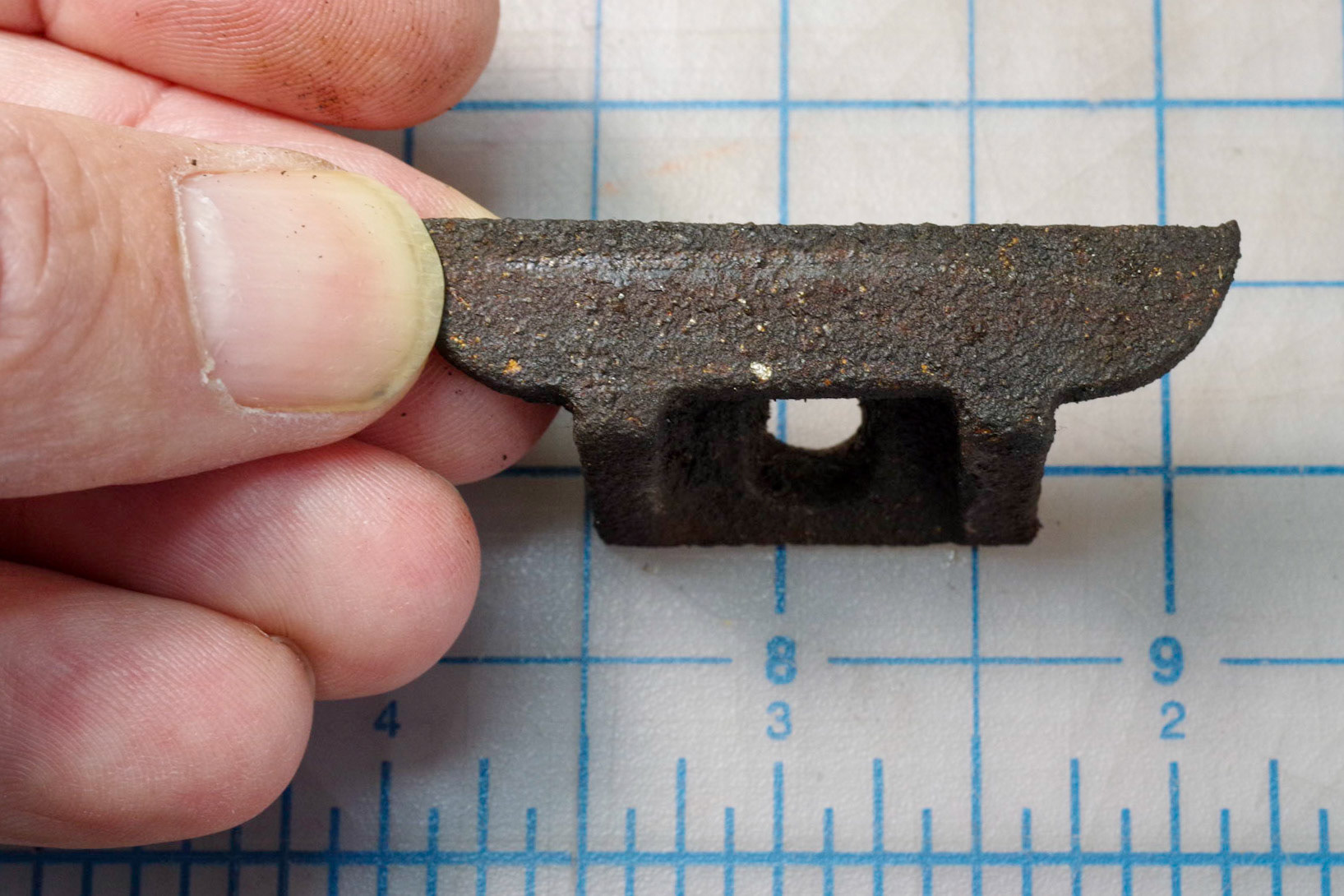 Glass retainer bracket