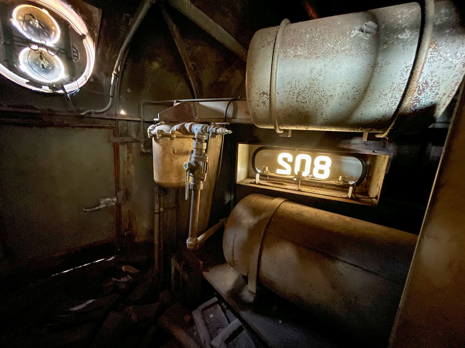 Air brake reservoir above