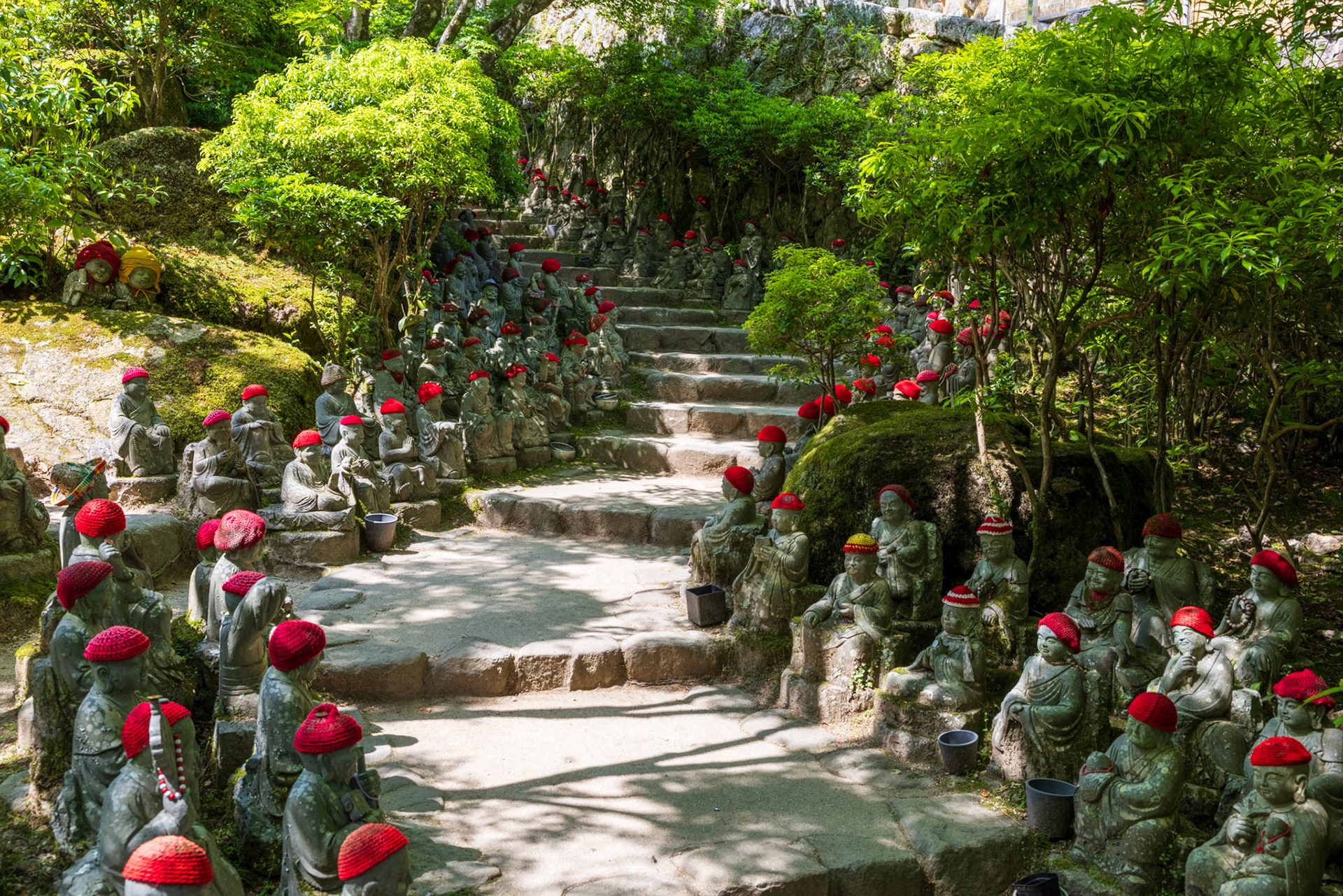The 500 Rakan Statues: Lining the main stone steps leading into the temple grounds are hundreds of unique, small stone statues representing the disciples of Buddha. Each individual statue wears a unique, hand-knit colorful winter hat and features a completely distinct facial expression, ranging from serene and meditative to joyful and mischievous.