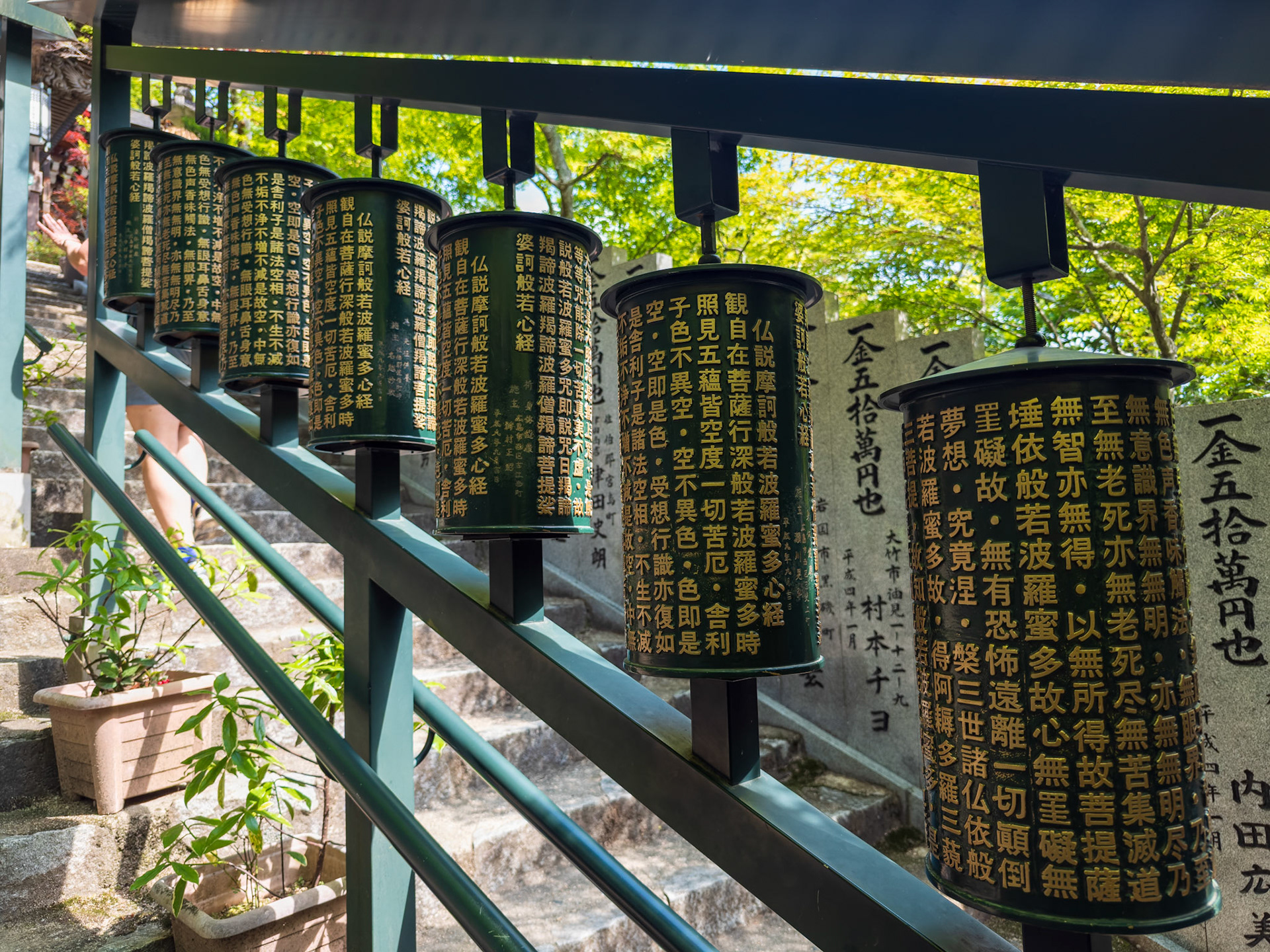 The Mani Wheel Steps: Built into the handrails of the main approach are dozens of spinning metal cylinders inscribed with sacred Buddhist scriptures (sutras). Walking up the stairs while turning these wheels with your hand is believed to grant the traveler the same spiritual blessings as physically reading the entire library of prayers.