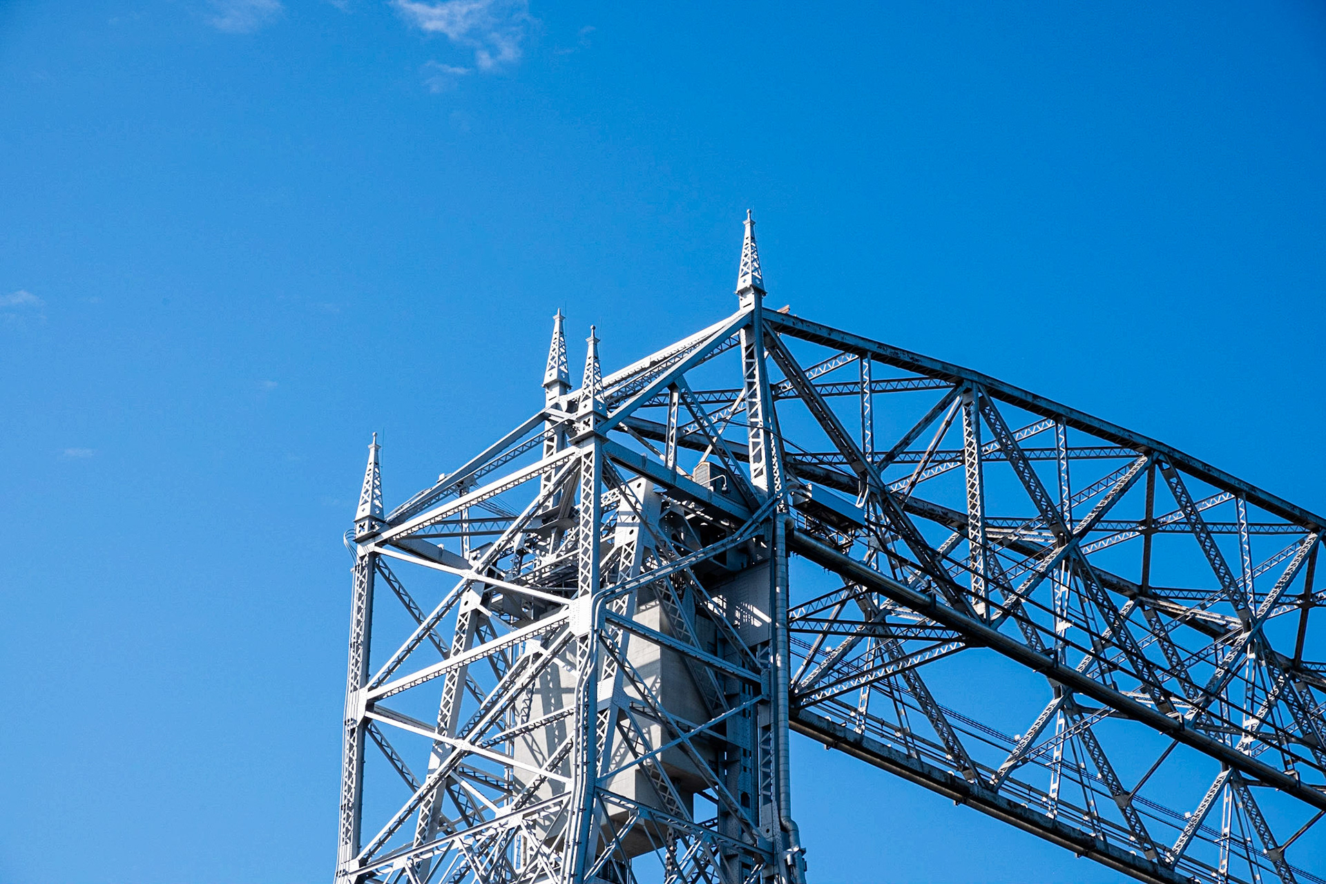 The details on top of the lift bridge.