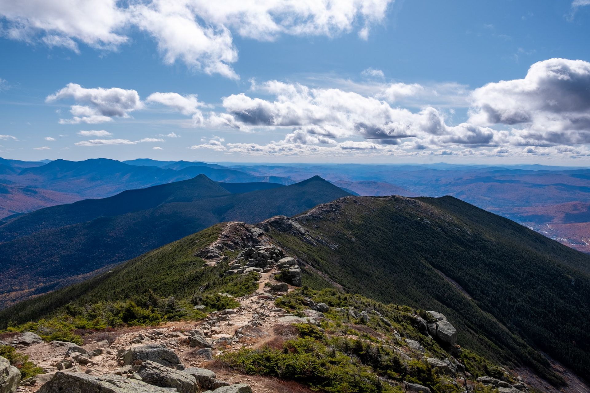 Anyway, now that I'm on top of this mountain, I'll enjoy this ridge. I can't get enough of this view. 4826.1 ft