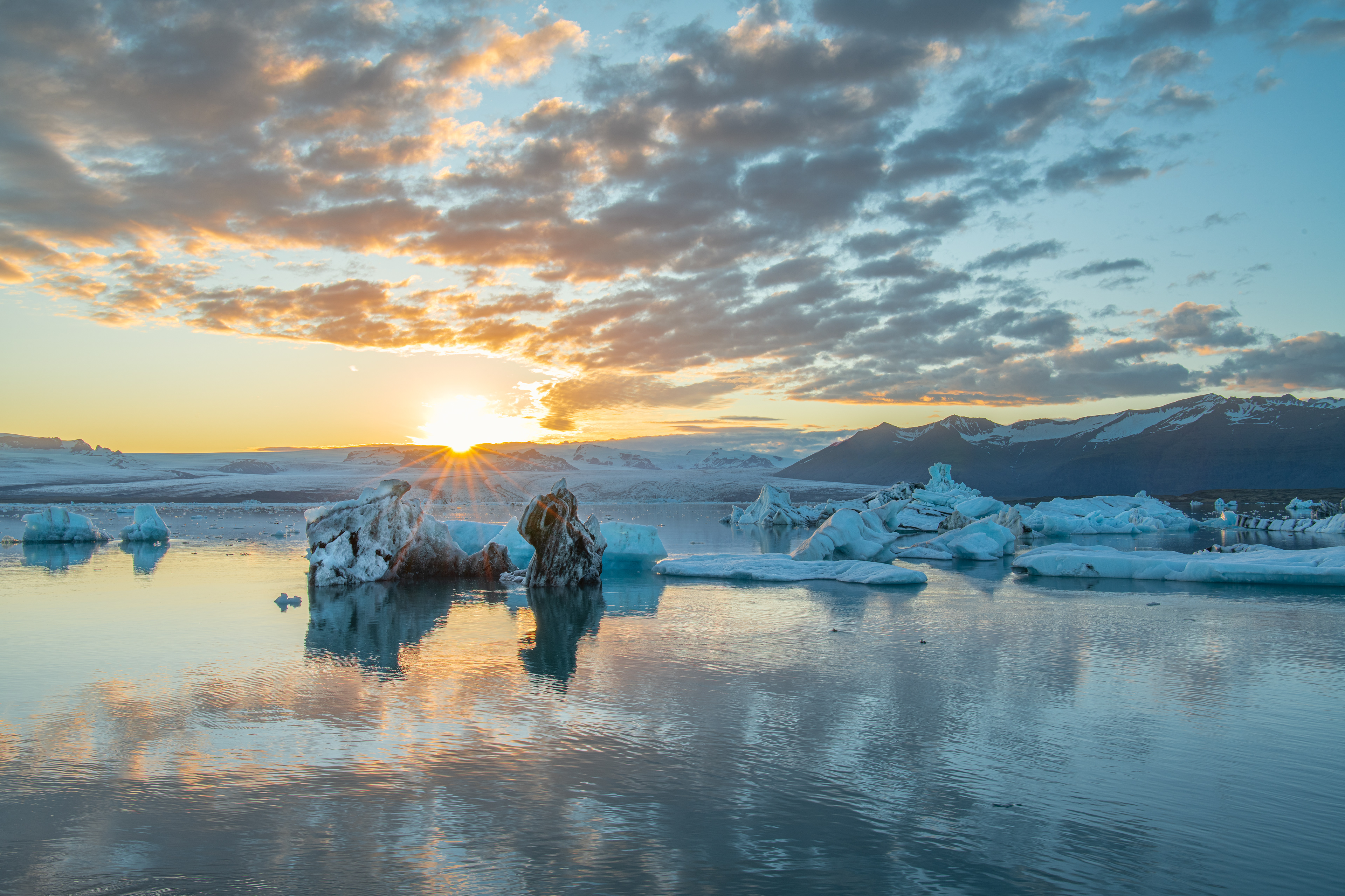 In summer the sunset is north of the lagoon on top of the glacier Vatnajökull