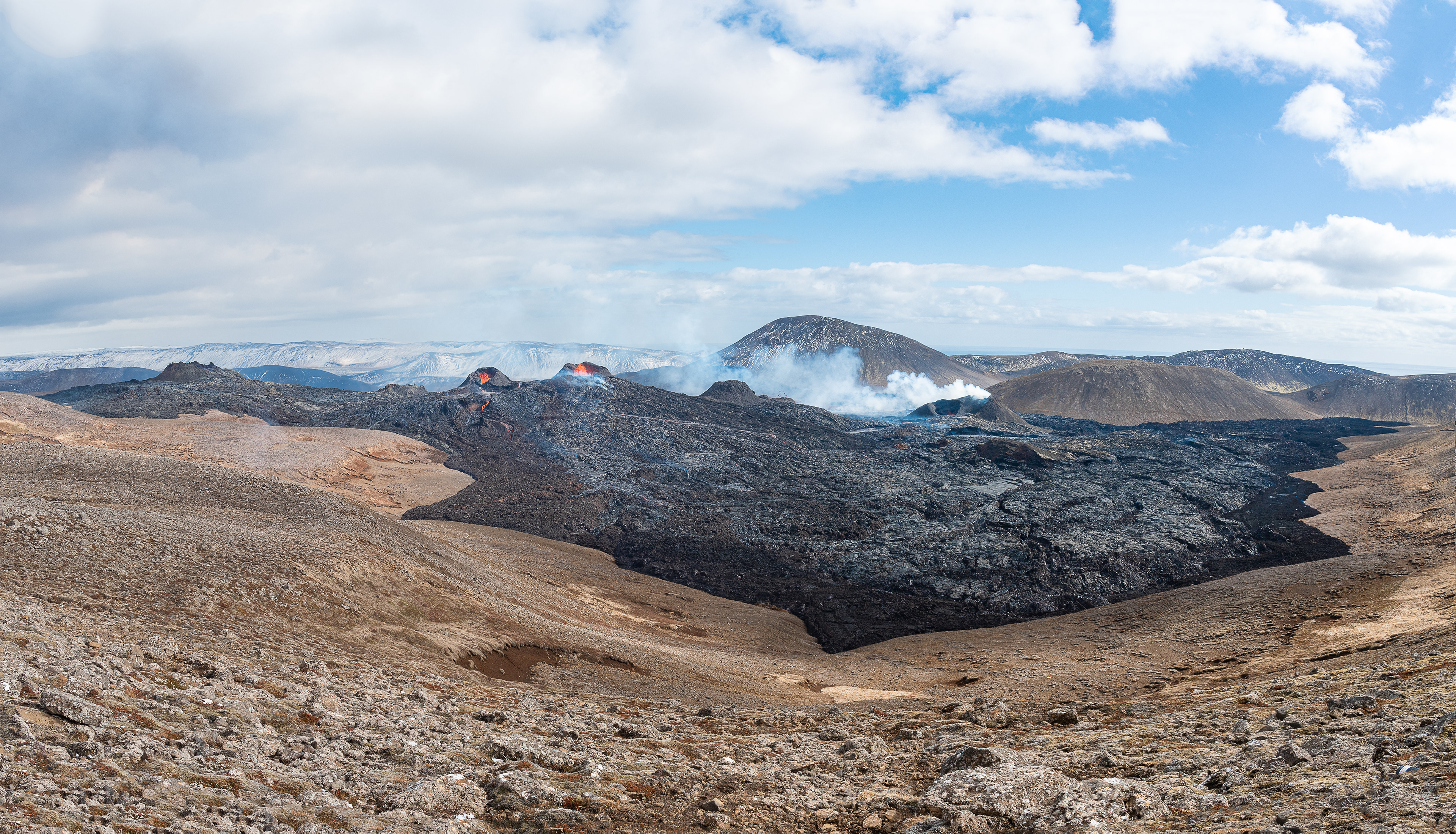 Overview of the lava field at Geldingadalir on April 21st
