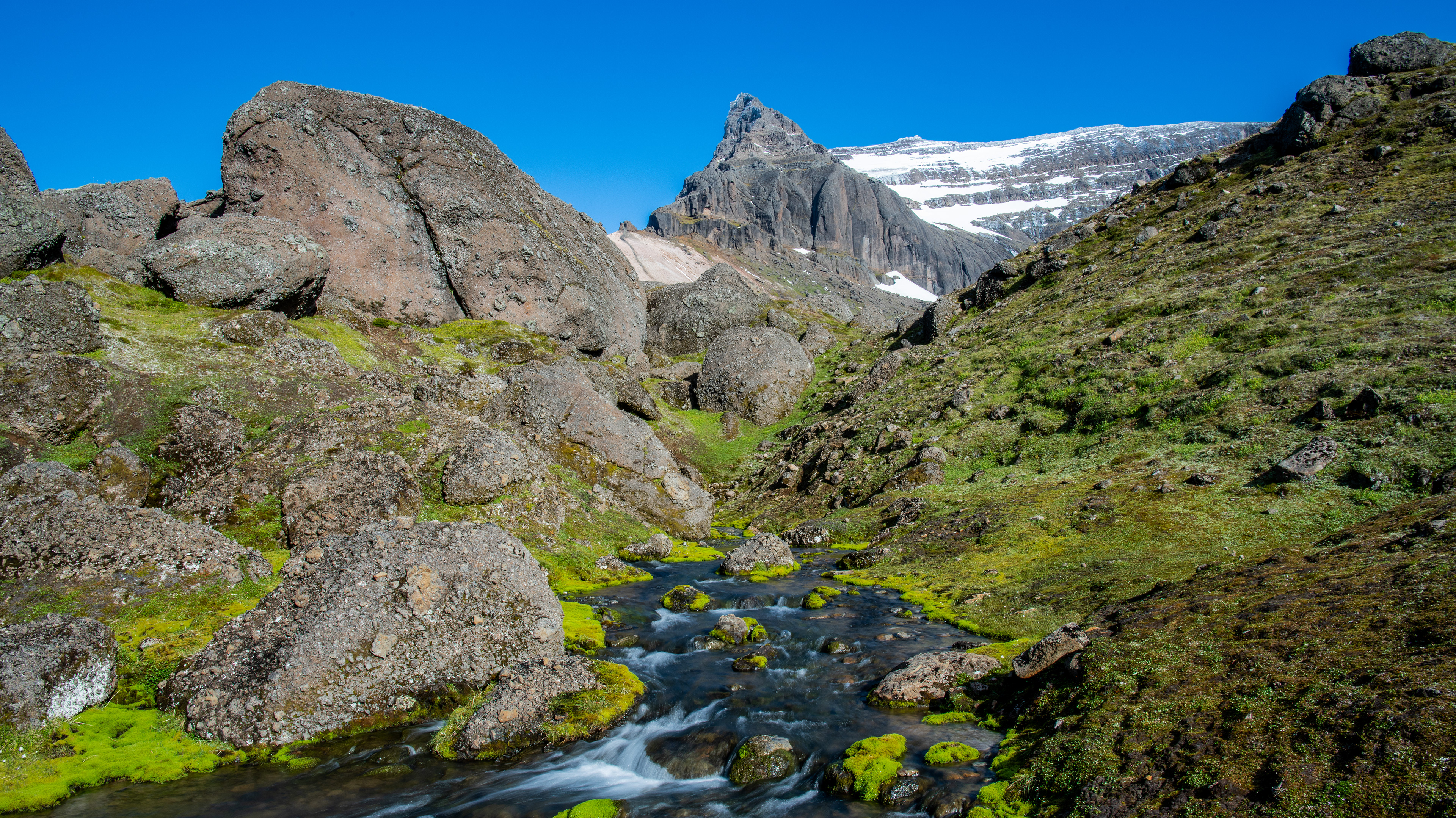 Stórurð is surrounded by old and interesting mountains.