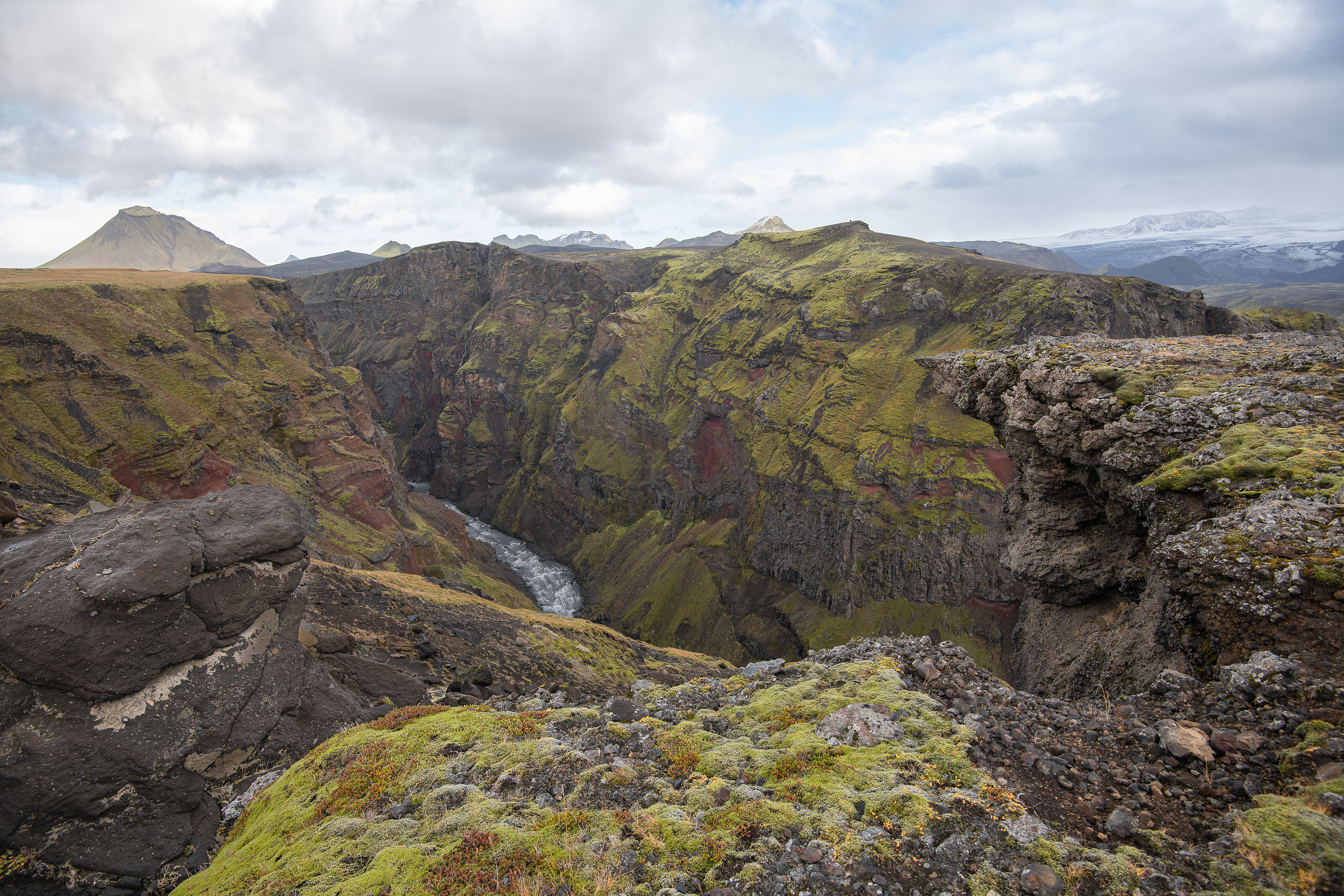 Markarfljótsgljúfur also has a surrounding area of impressive mountains and glaciers