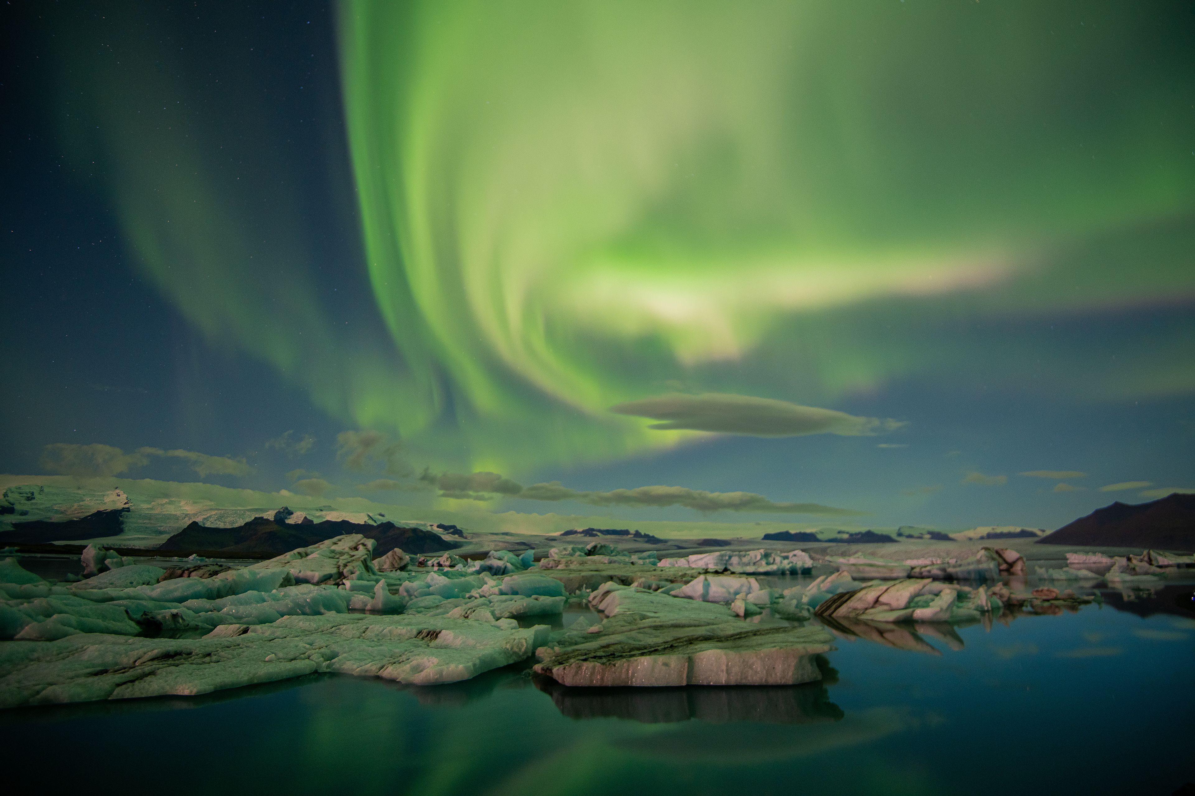 Jökulsárlón lagoon is a great place to take photos of the northern lights